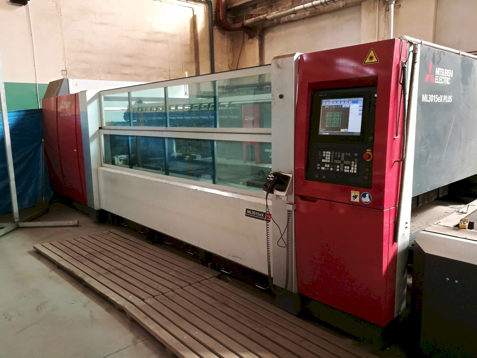 Čelní pohled  na Mitsubishi ML3015eX(S2)-45CF-R  stroj