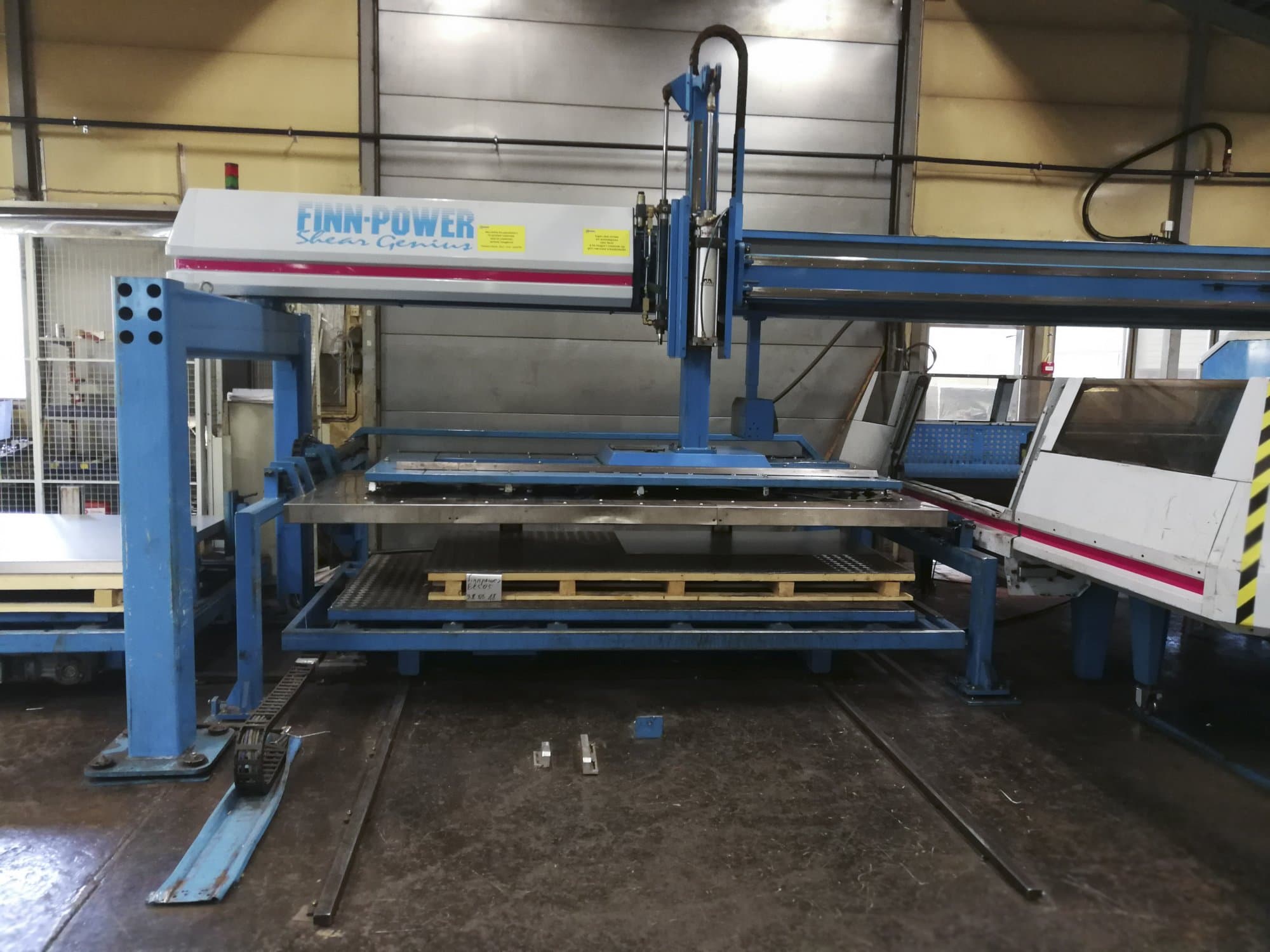 Čelní pohled  1 na Finn-Power TRS 6 SBU stroj