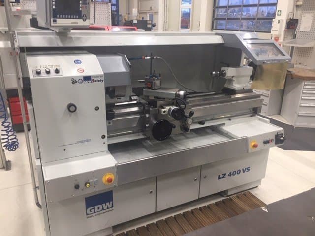 Čelní pohled  na GDW LZ400 VS  stroj