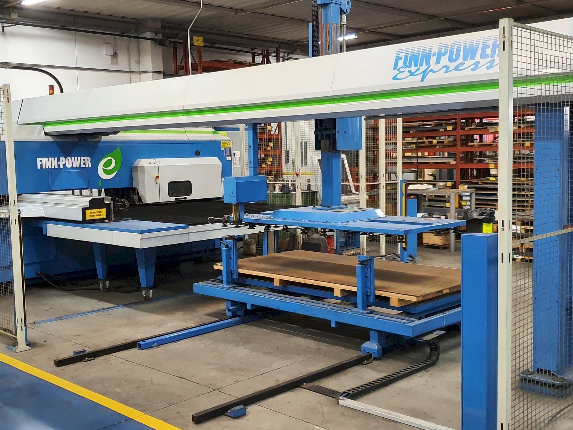 Čelní pohled  na Finn-Power E5 U  stroj