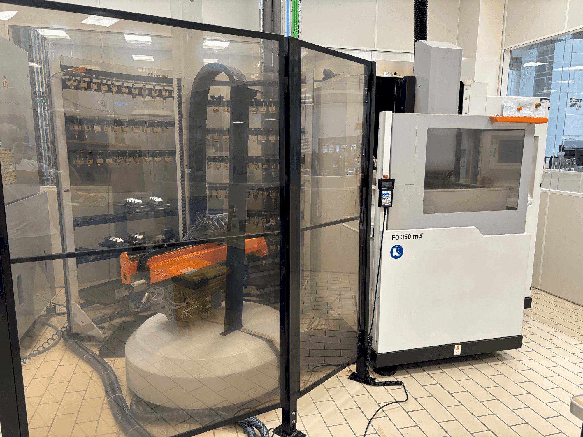 Čelní pohled  na CHARMILLES ROBOFORM 350  stroj