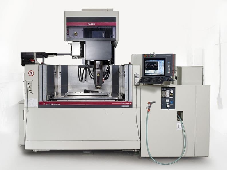 Čelní pohled  na Mitsubishi FA 30S Advance  stroj