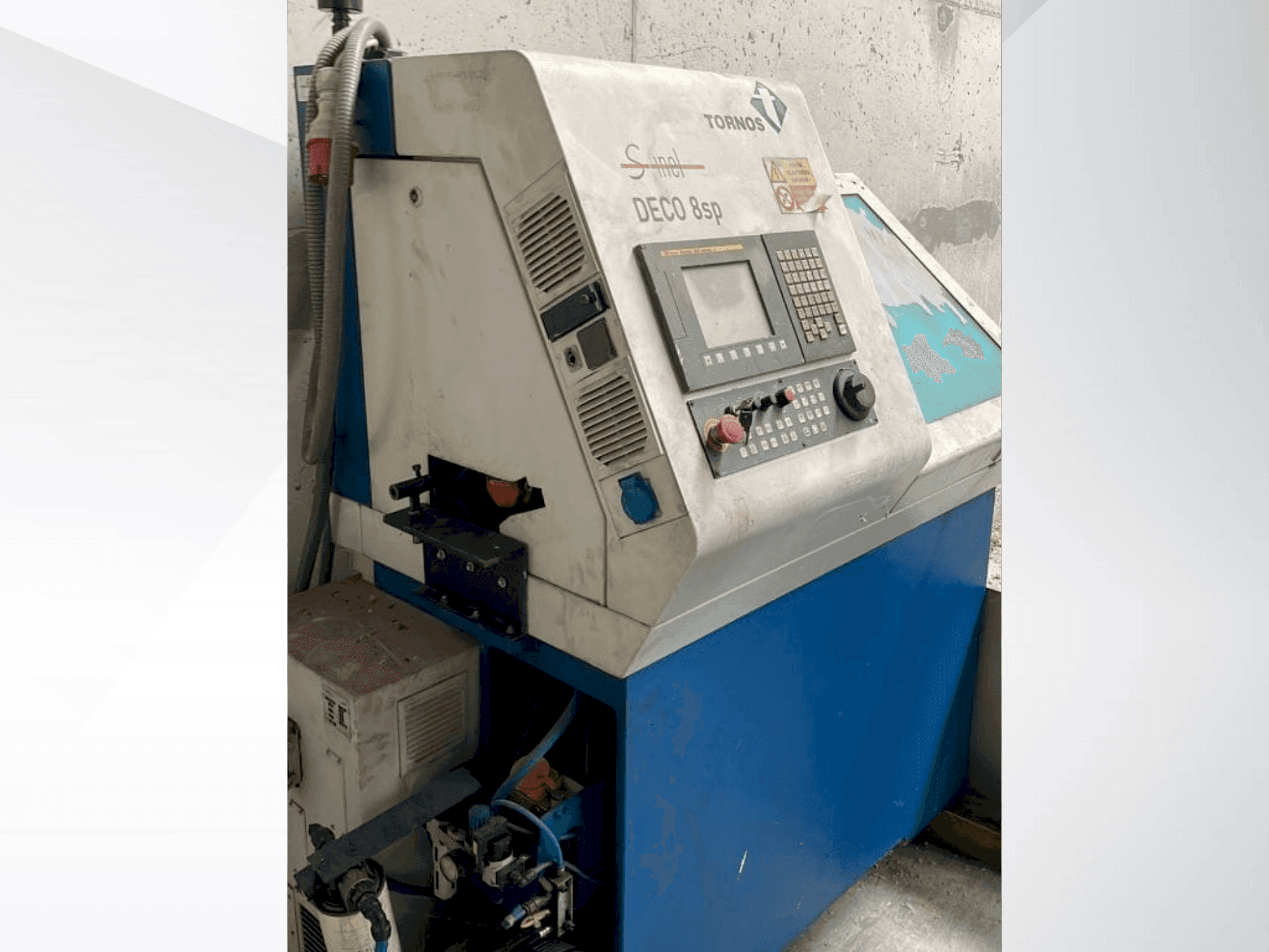 Čelní pohled  na TORNOS DECO 8sp  stroj