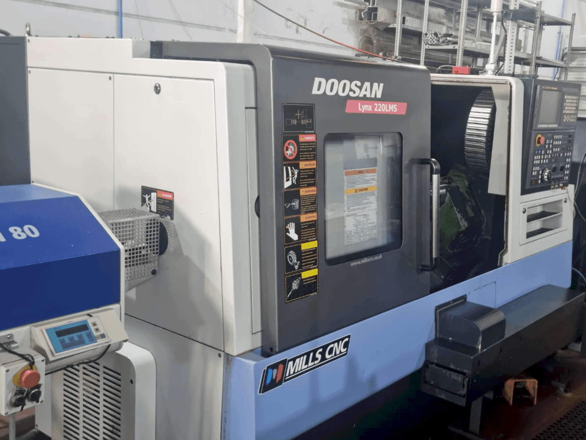 Čelní pohled  na DOOSAN Lynx 220 LMSA  stroj