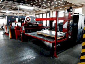 Čelní pohled  na AMADA EMK 3610NT  stroj