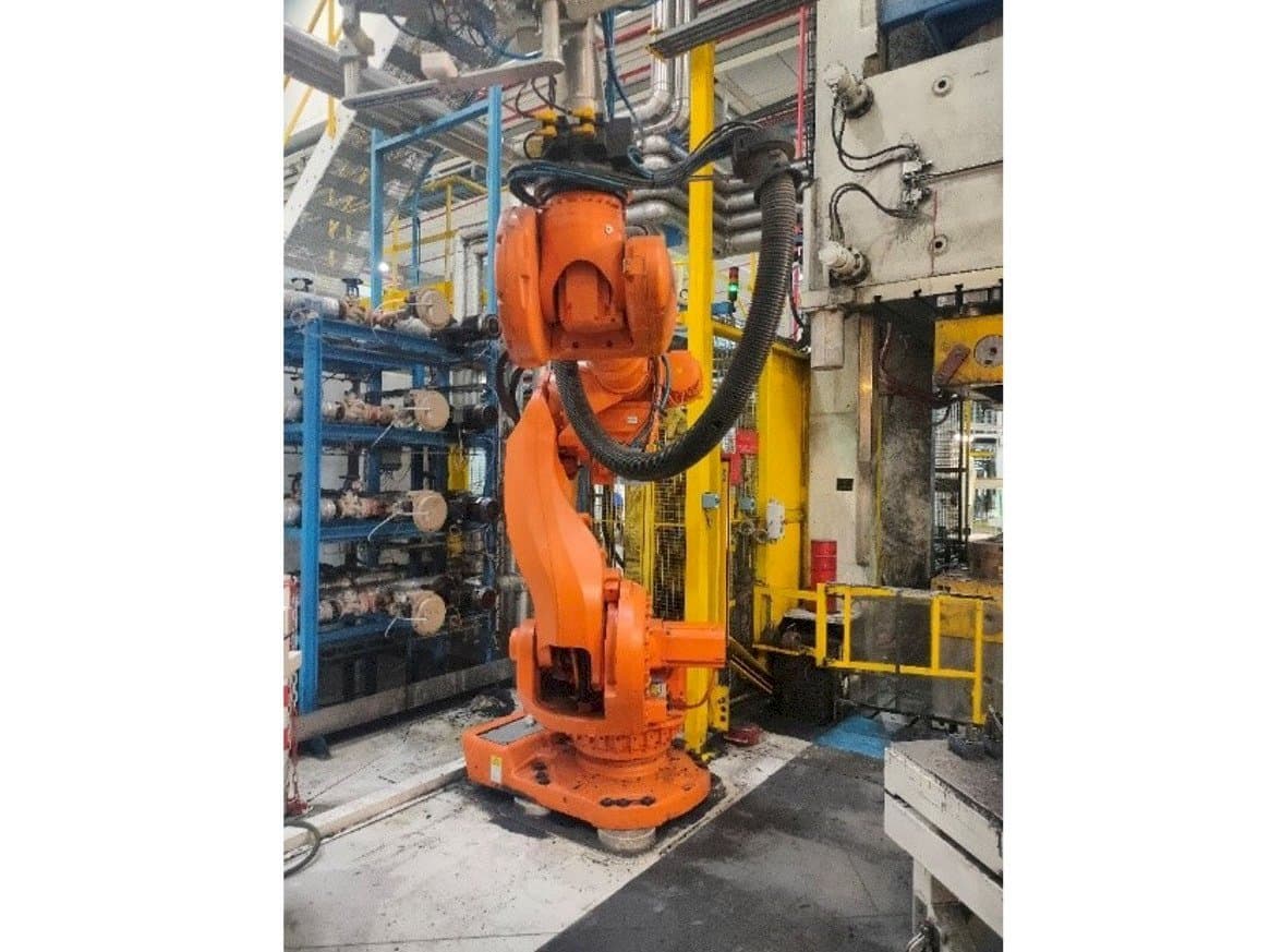 Čelní pohled  na ABB IRC5 M2004  stroj