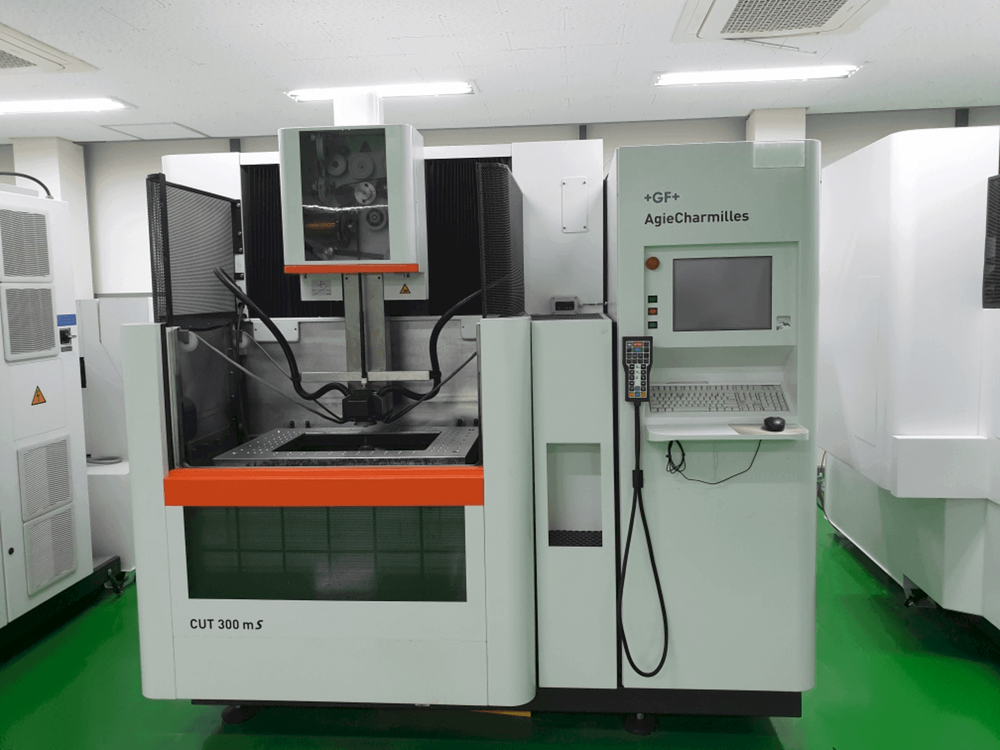 Čelní pohled  na AgieCharmilles CUT 300MS  stroj