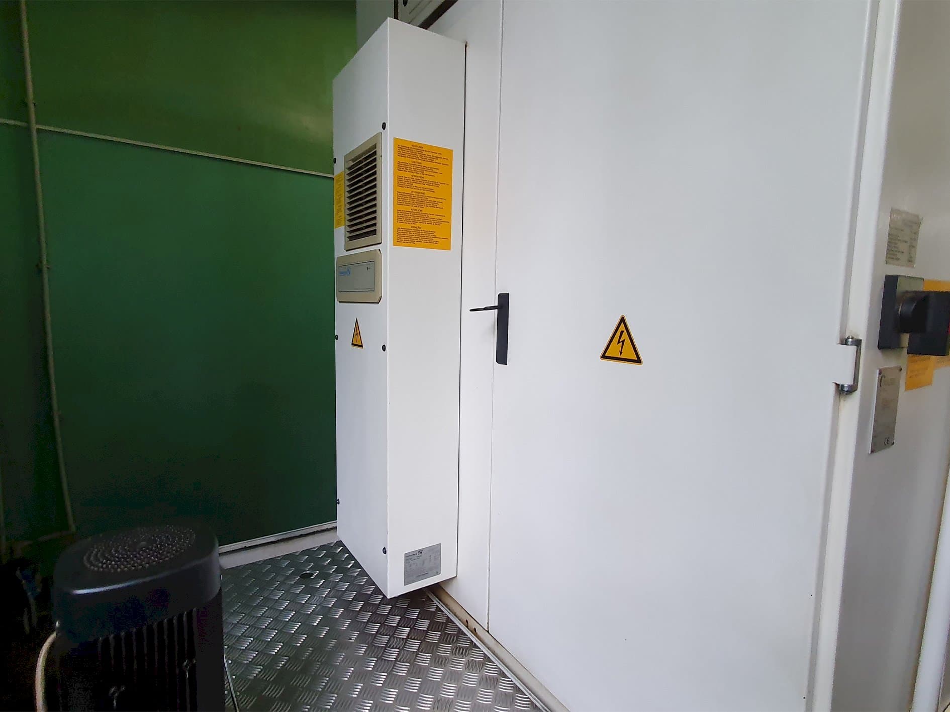 Zadní  pohled na Walter Helitronic Power  stroj