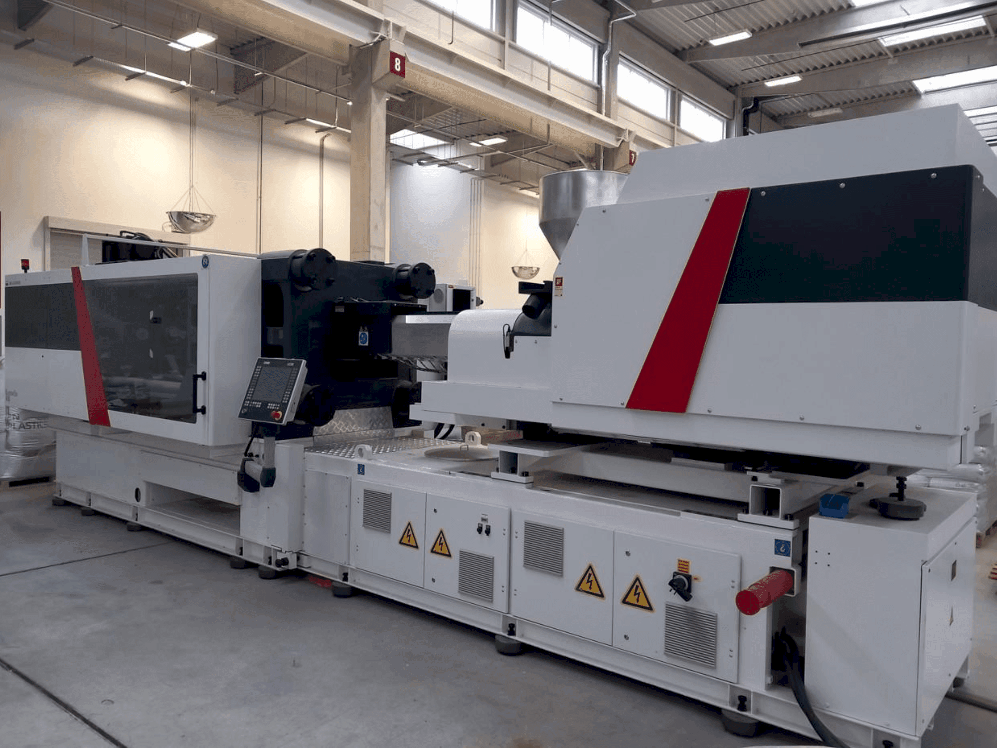 Čelní pohled  na Milacron Elektron Evo 450  stroj