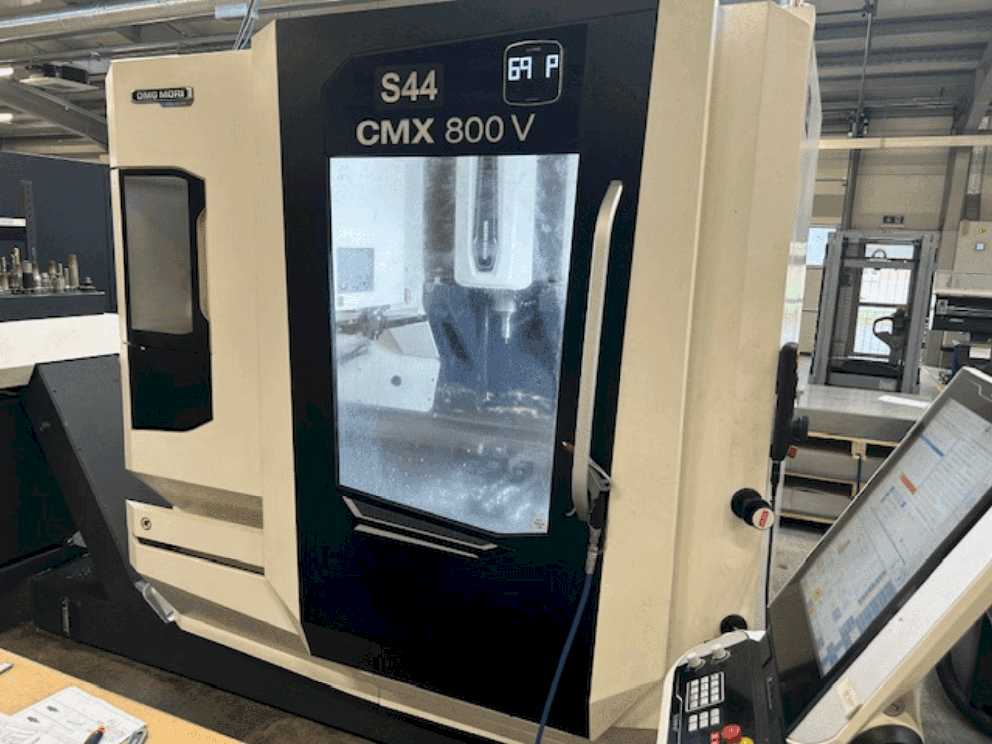Čelní pohled  na DMG MORI CMX 800 V  stroj