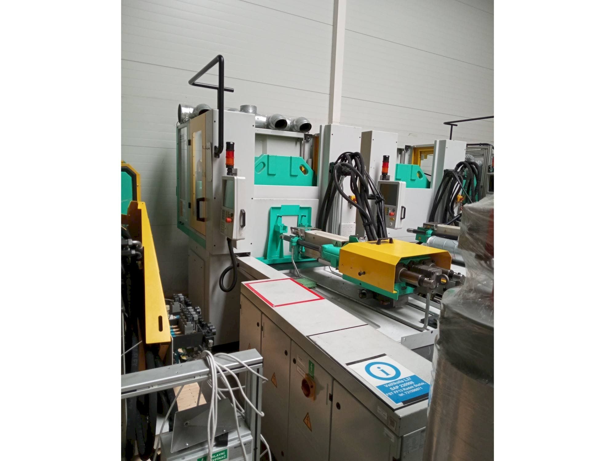 Čelní pohled  na Arburg Allrounder 1200T-800-150  stroj