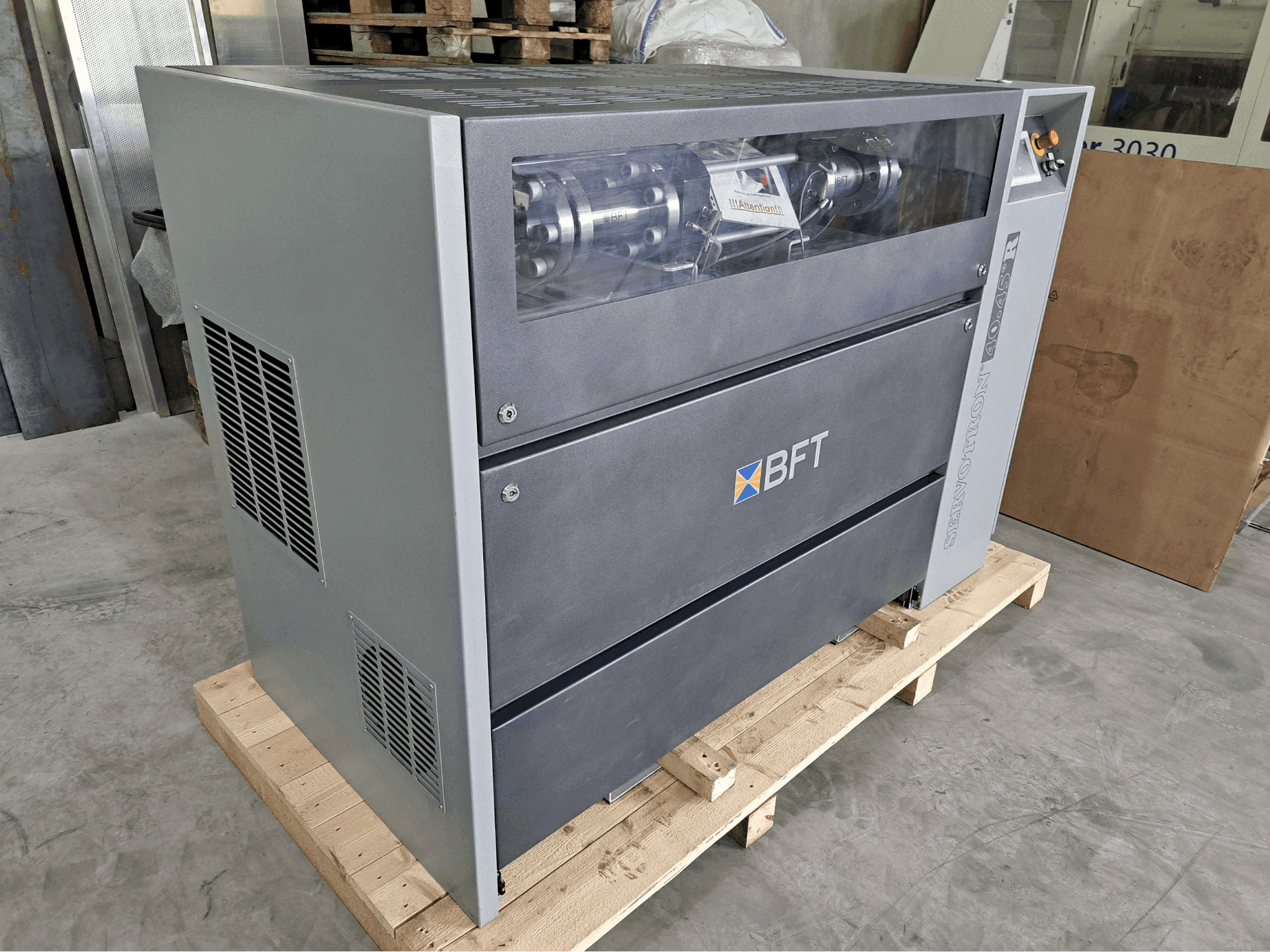 Čelní pohled  na BFT Servotron 40.45+  stroj