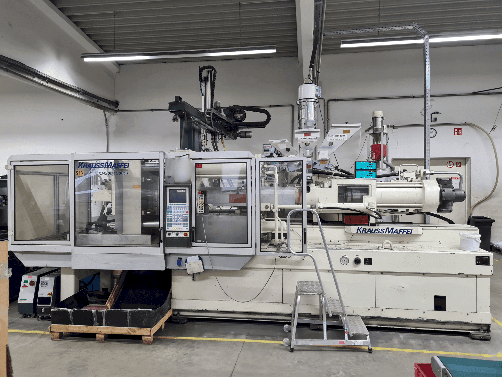 Čelní pohled  na Krauss Maffei 300-1900 C1  stroj
