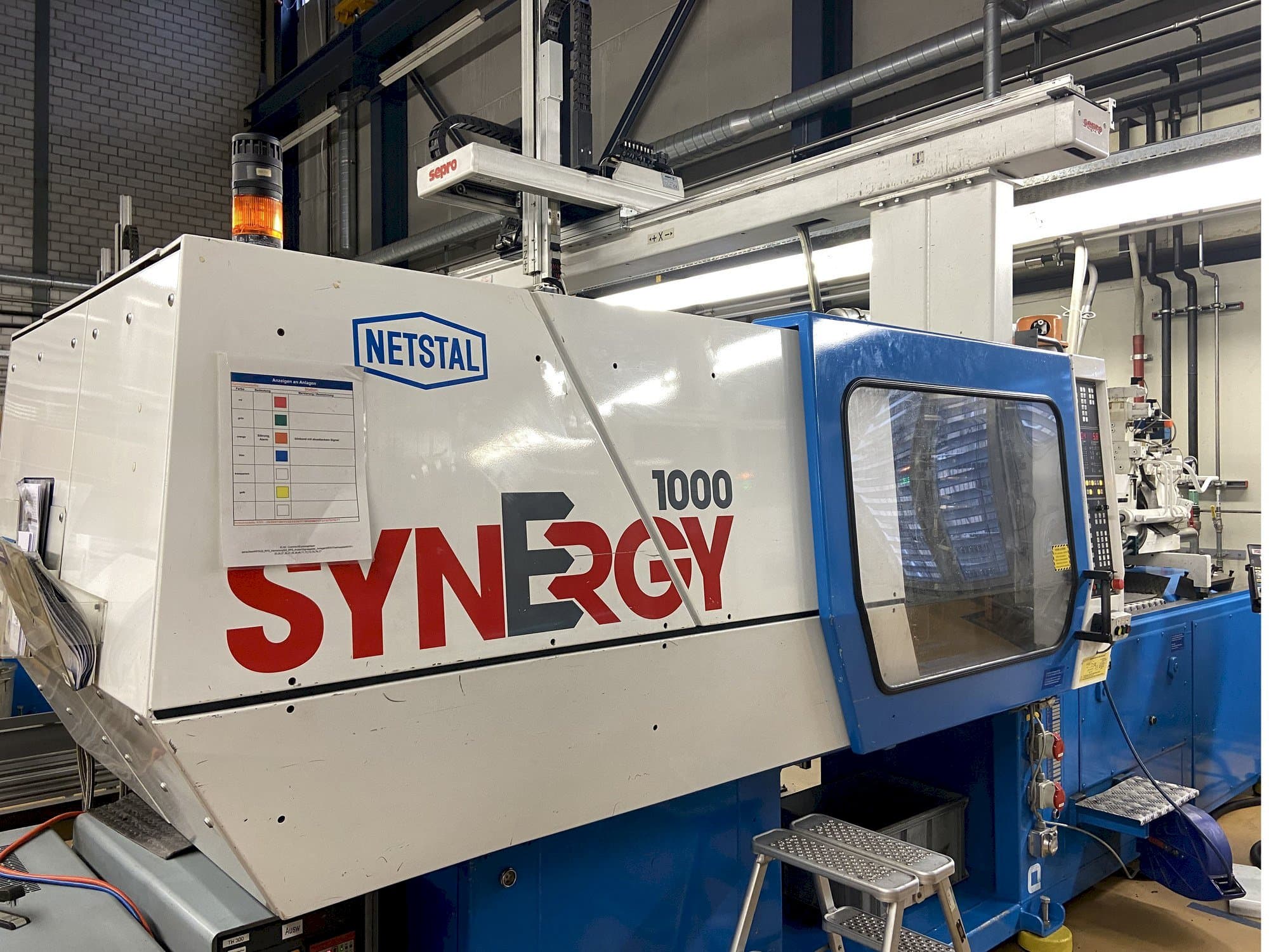 Čelní pohled  na Netstal SYNERGY 1000-230  stroj