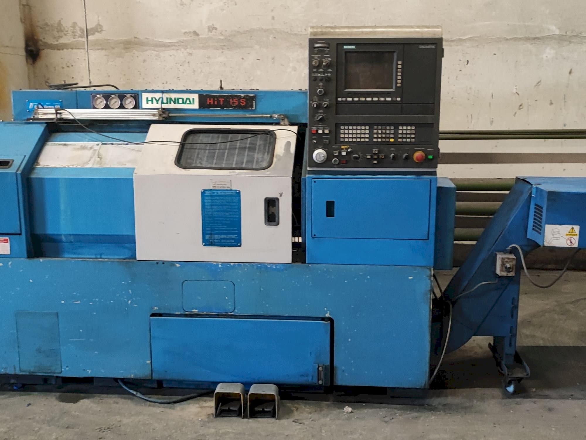 Čelní pohled  na Hyundai HIT15s  stroj