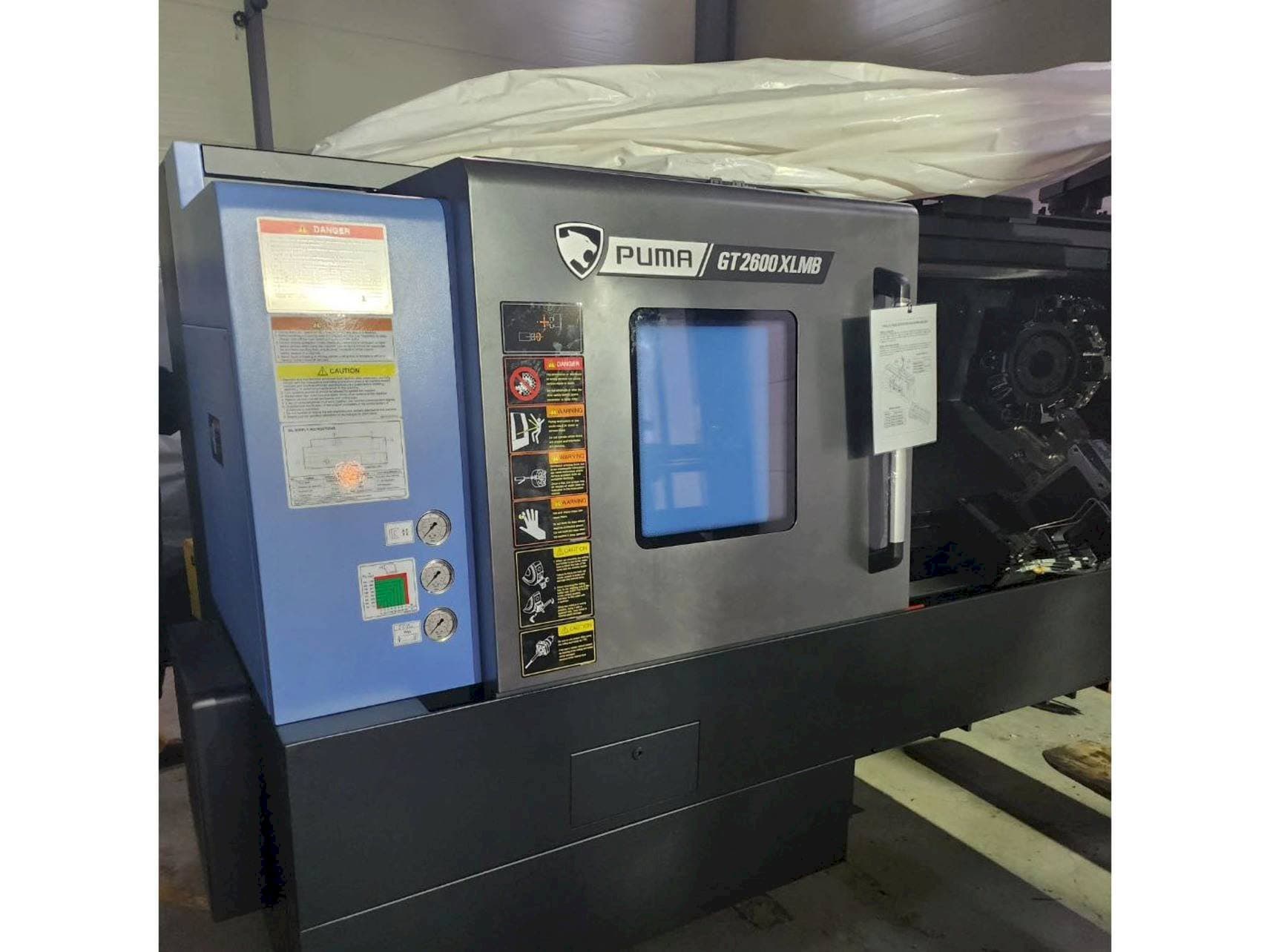 Čelní pohled  na DN SOLUTIONS   stroj