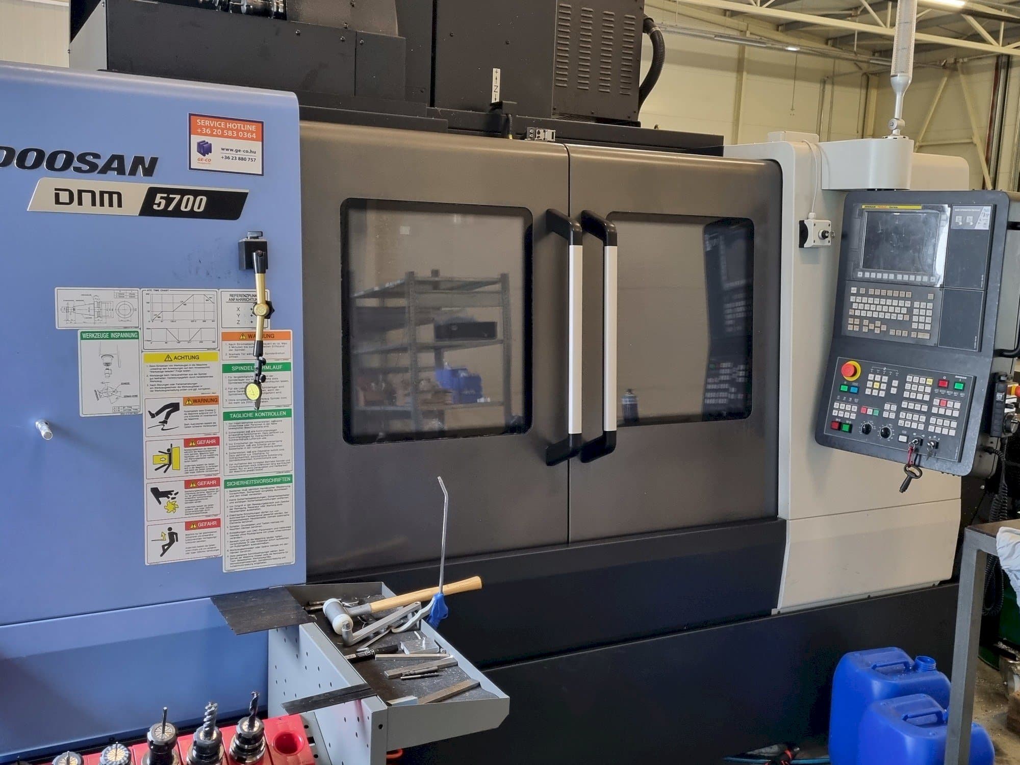 Čelní pohled  na DOOSAN DNM 5700  stroj