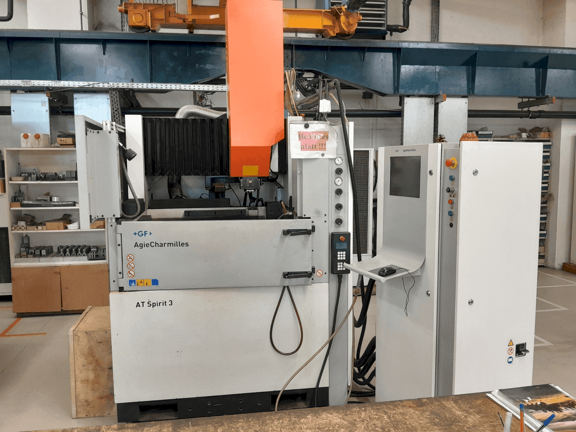 Čelní pohled  na AgieCharmilles Spirit 3  stroj