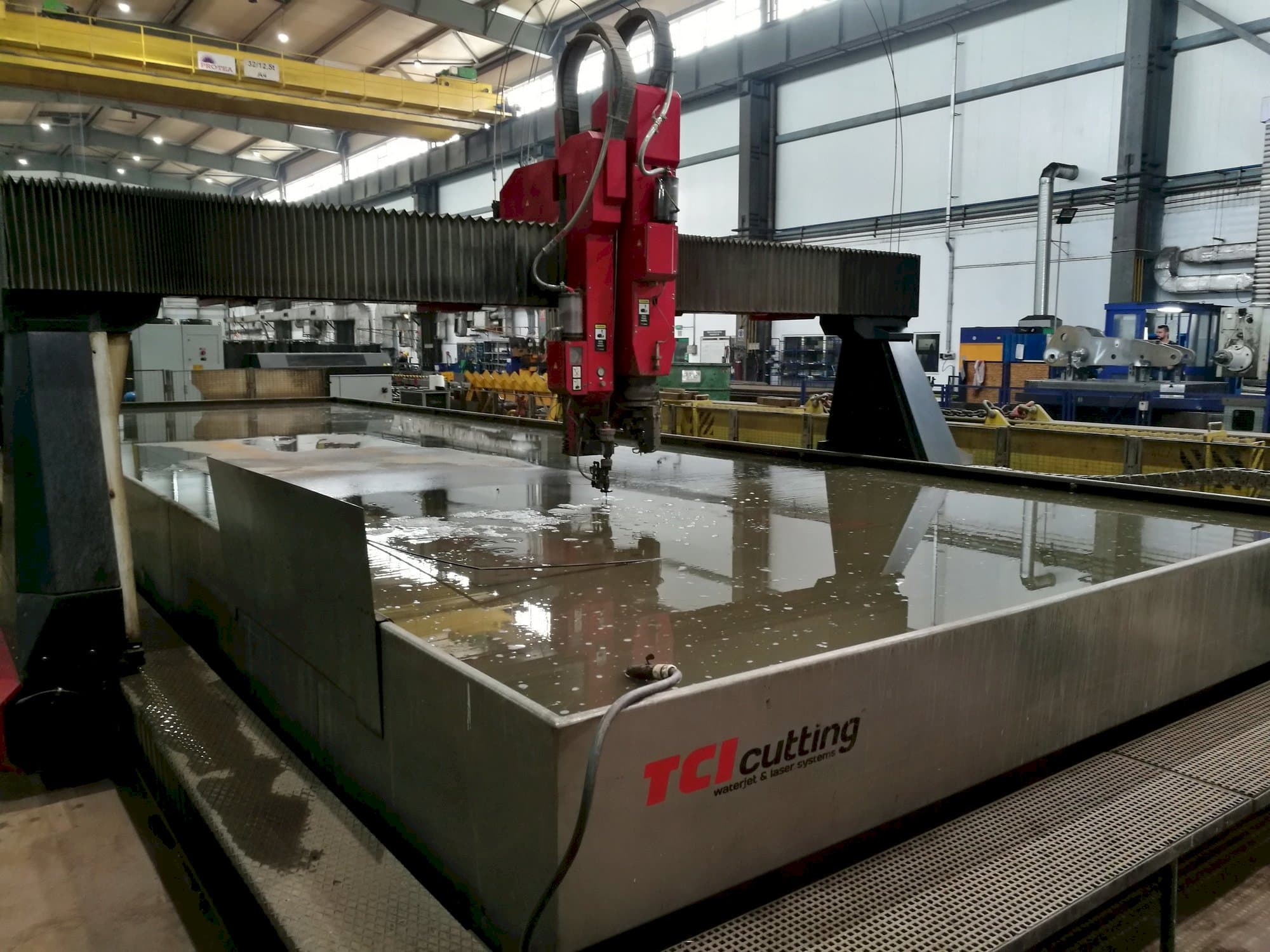 Čelní pohled  na TCI BP-H 30120-1  stroj