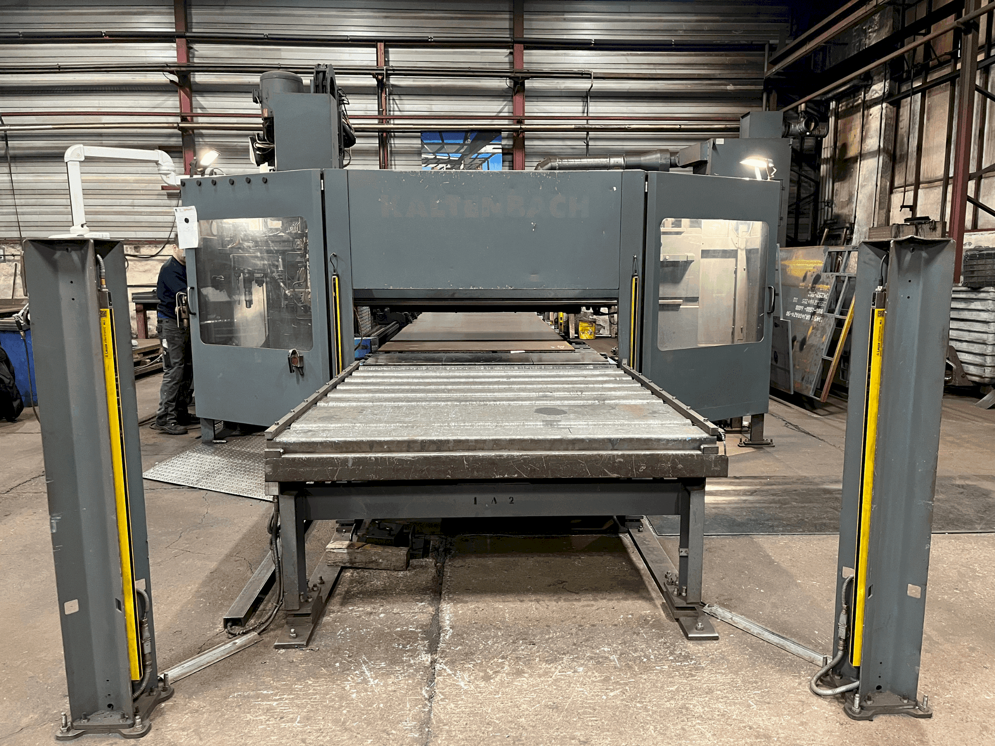 Čelní pohled  na KALTENBACH KF 1606  stroj