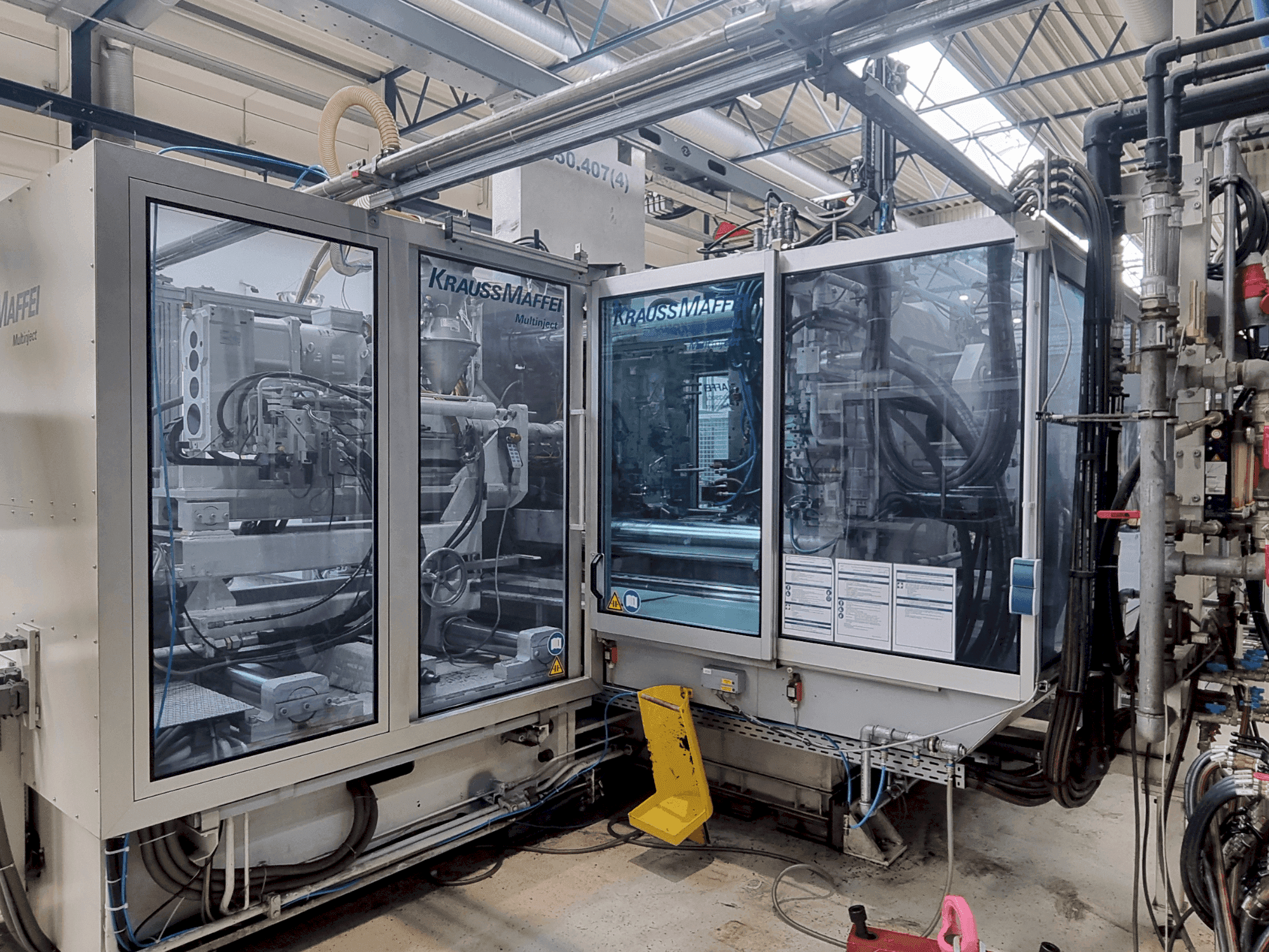 Čelní pohled  na Krauss Maffei 650-2700-390 CL  stroj