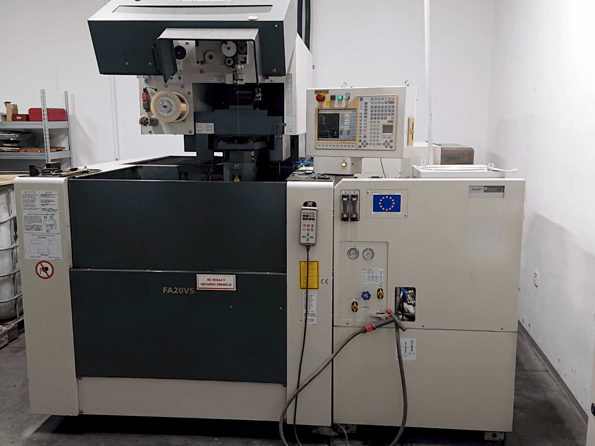 Čelní pohled  na Mitsubishi Electric FA20-VS  stroj