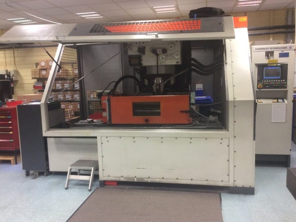 Čelní pohled  na CHARMILLES Robofil 4020 SI  stroj