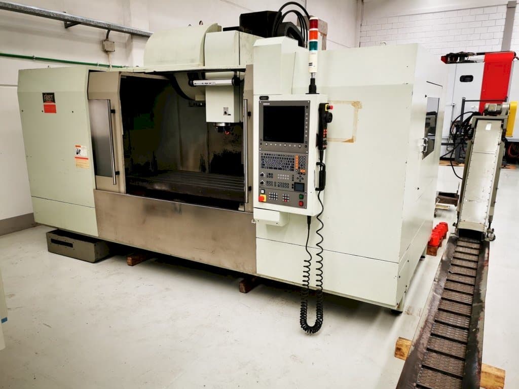 Čelní pohled  na FIRST MCV 1500  stroj