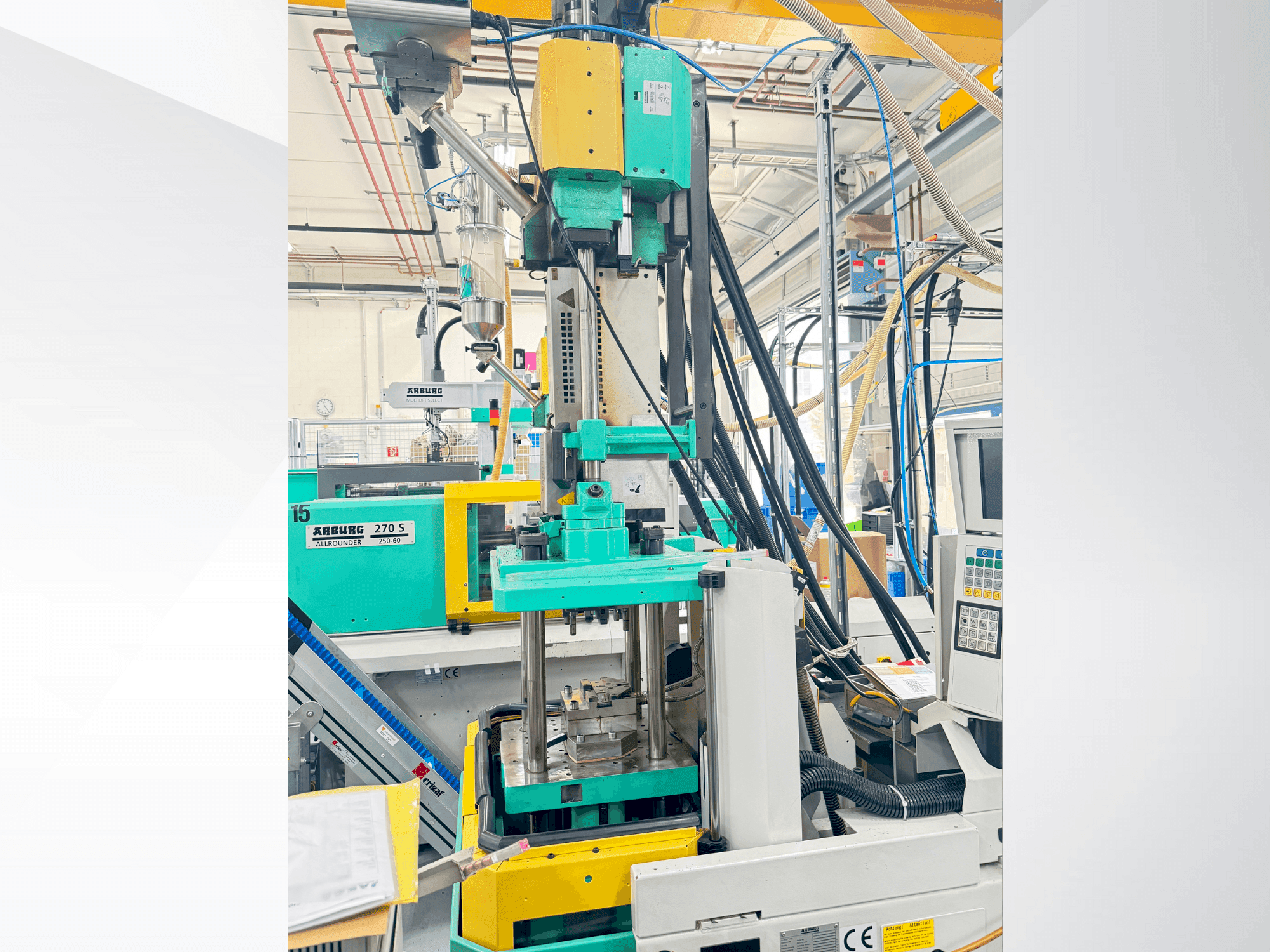 Čelní pohled  na Arburg 220 S 150-60U  stroj