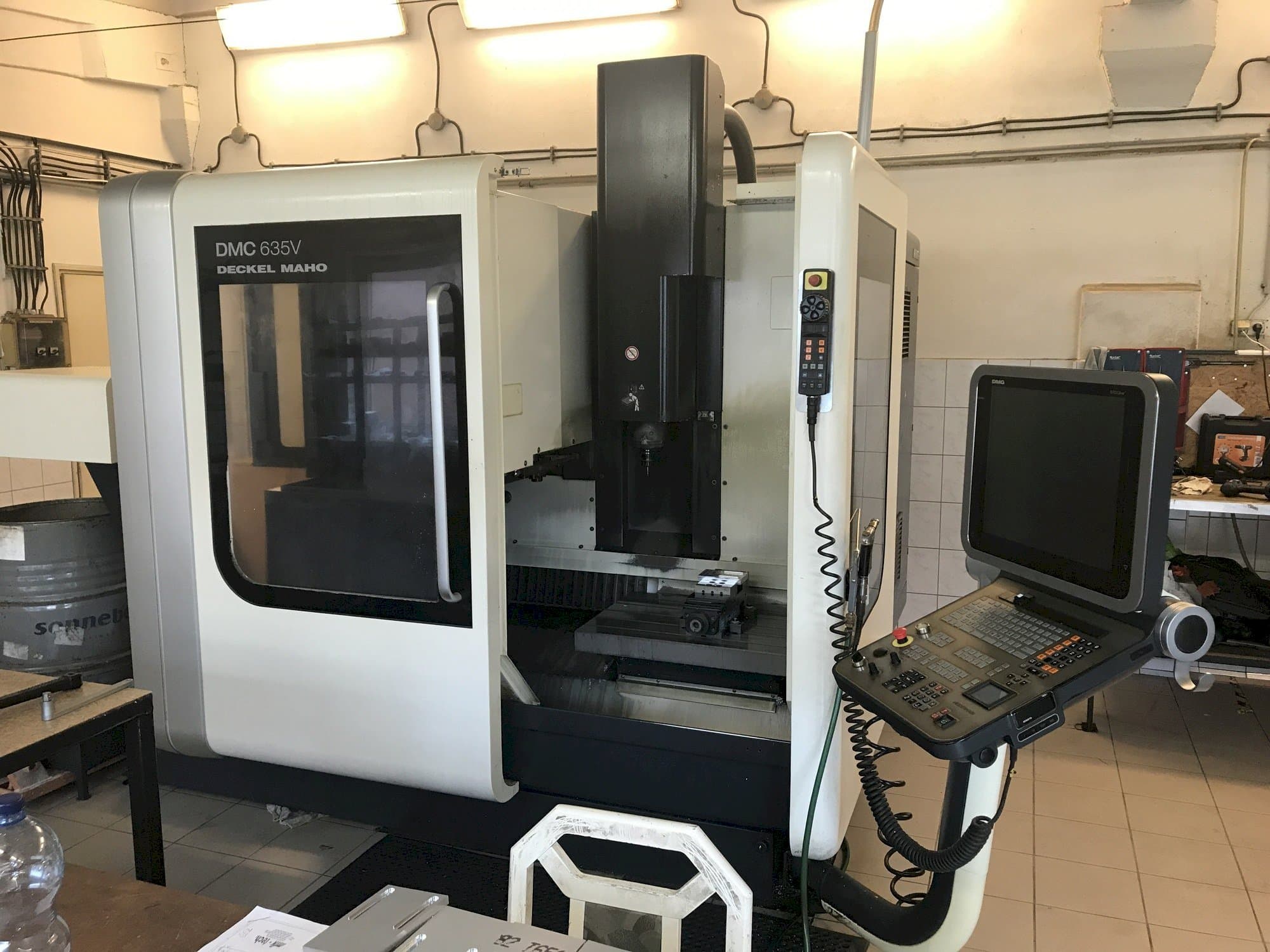 Čelní pohled  na DECKEL MAHO DMC 635V  stroj
