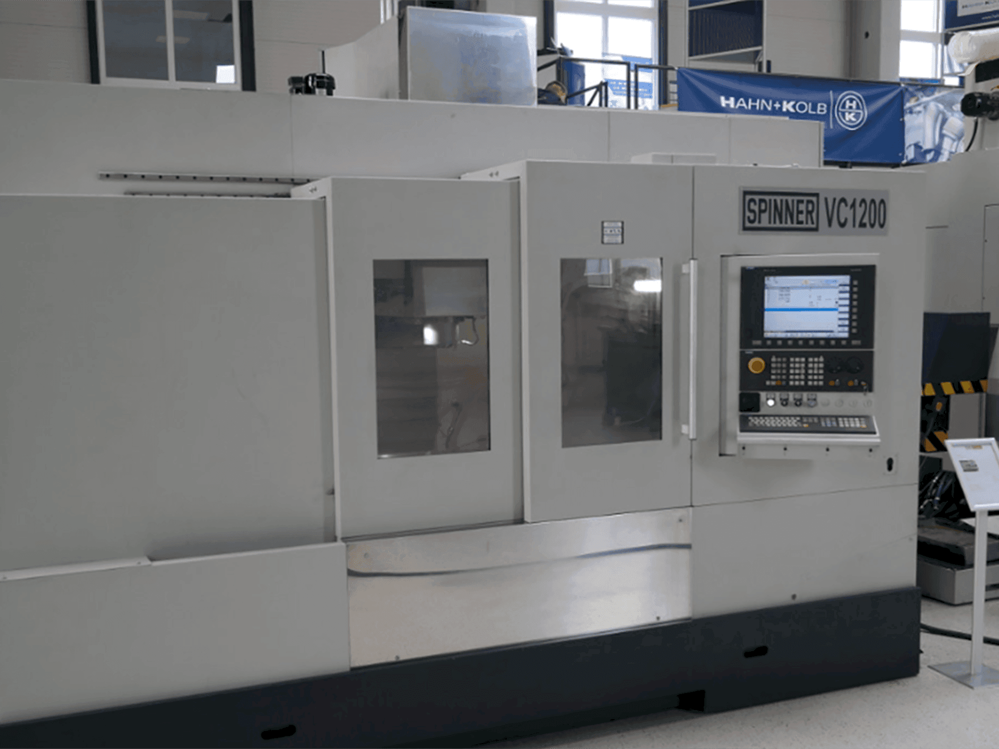 Čelní pohled  na SPINNER VC 1200  stroj