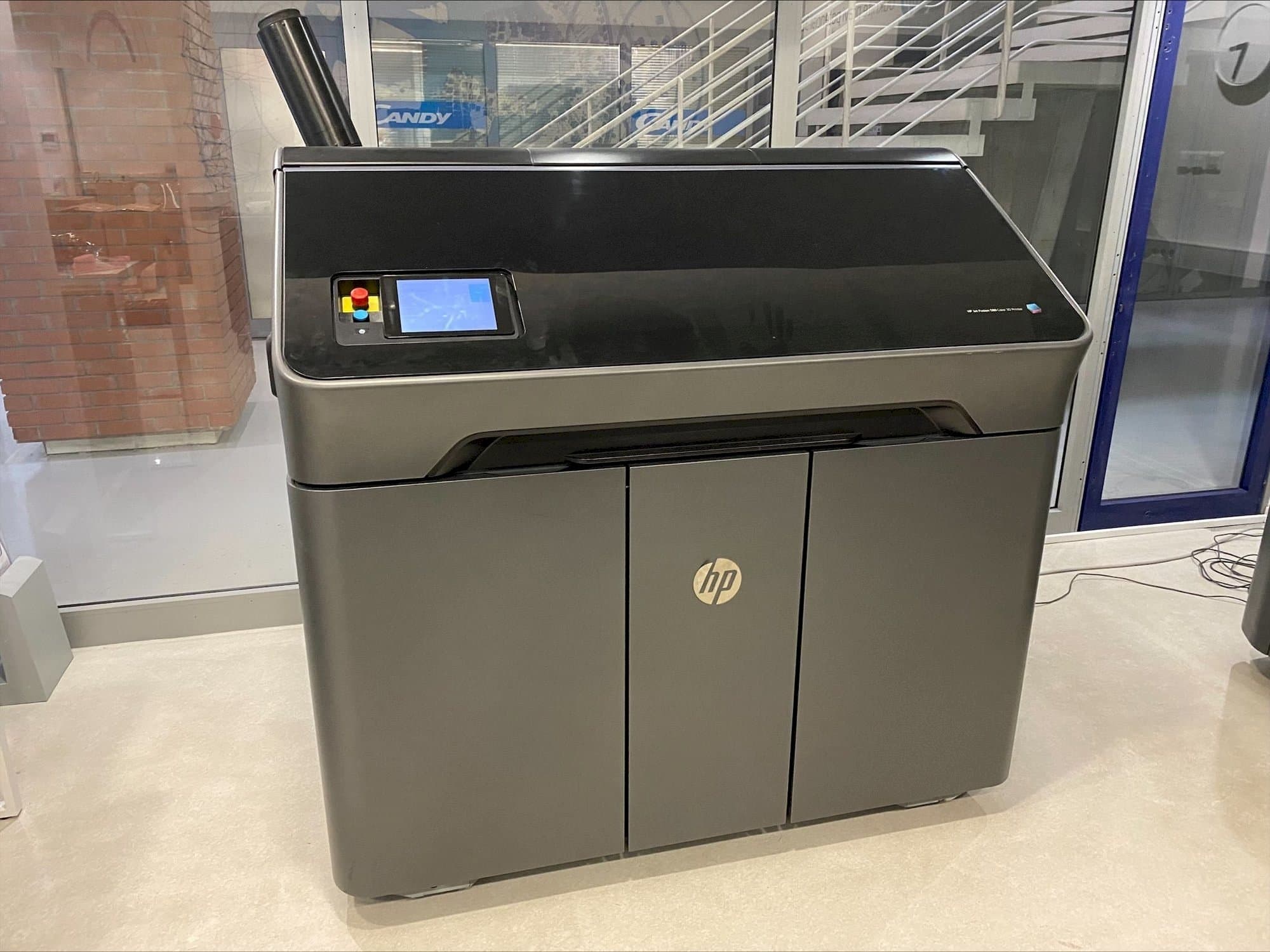 Čelní pohled  na HP Jet Fusion 580 Color 3D printer M2K85A  stroj