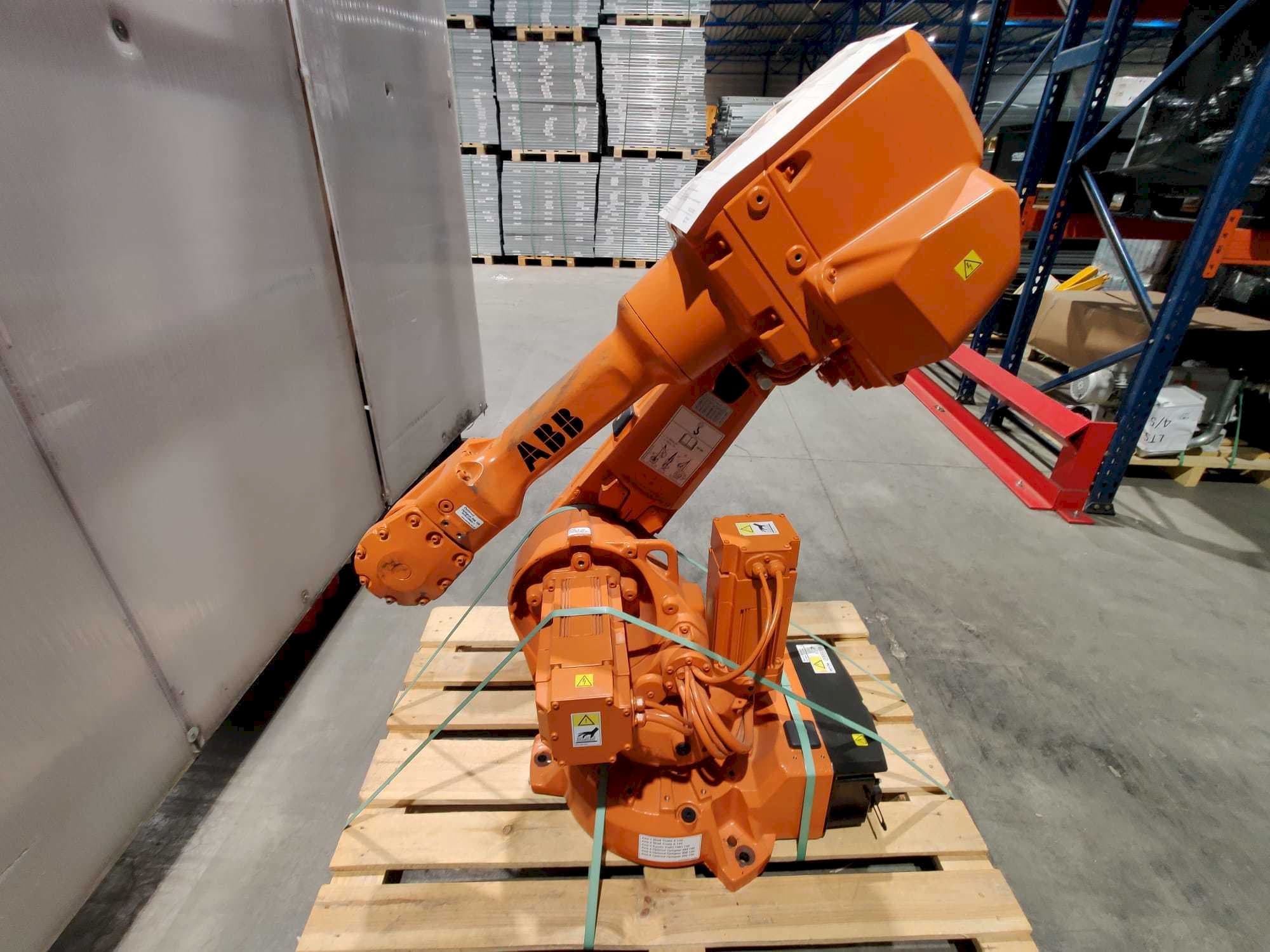 Čelní pohled  na ABB IRB 2600 M2004  stroj