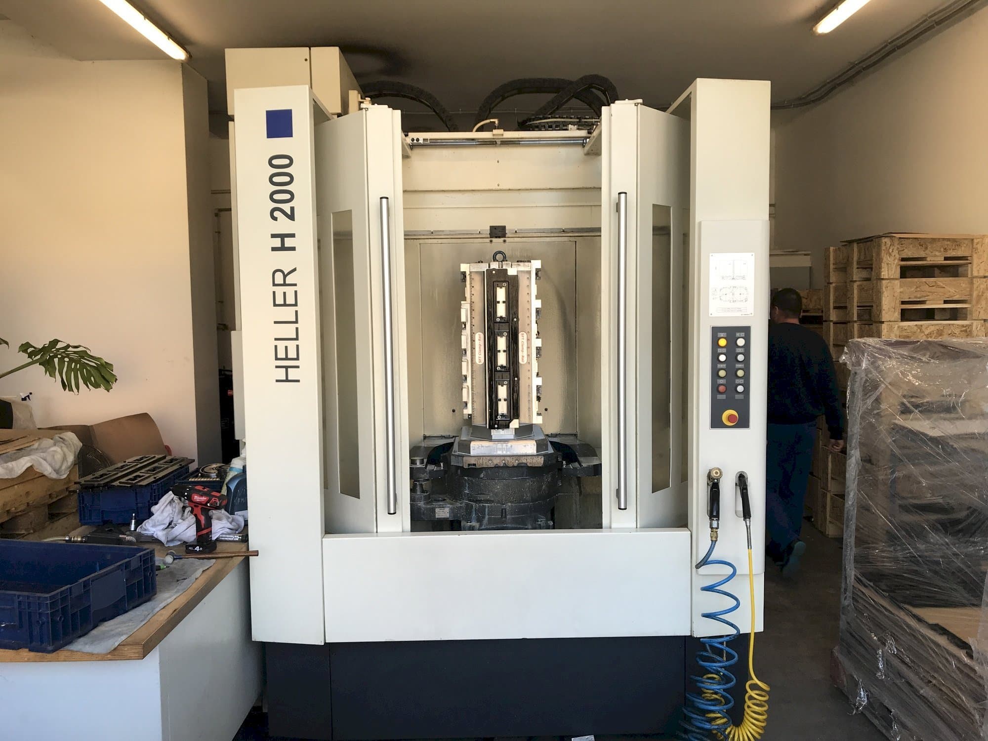 Čelní pohled  na HELLER H2000  stroj