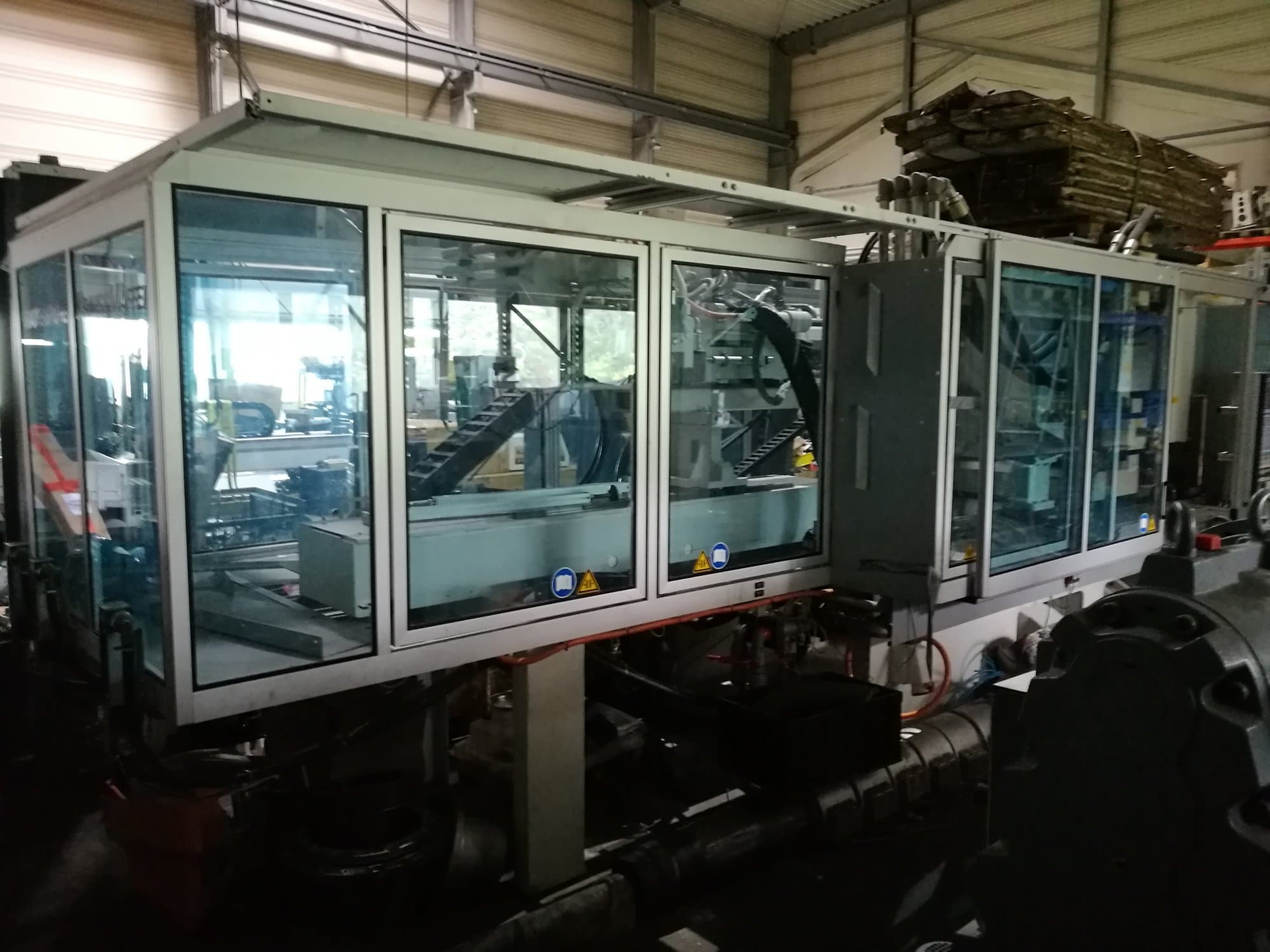 Čelní pohled  na Krauss Maffei 280-700-700 C3 Twin stroj