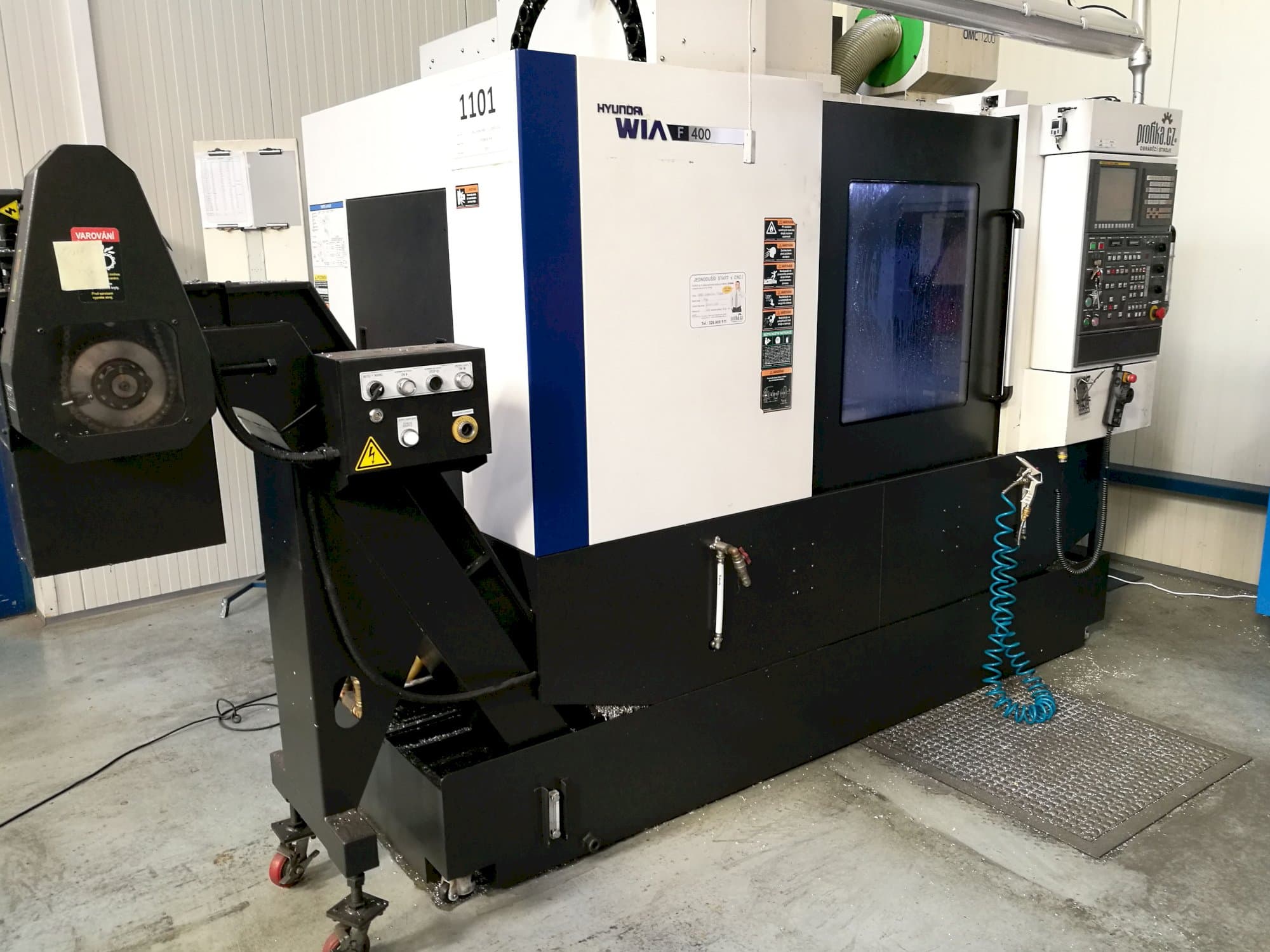 Levý pohled  na Hyundai Wia F400 stroj