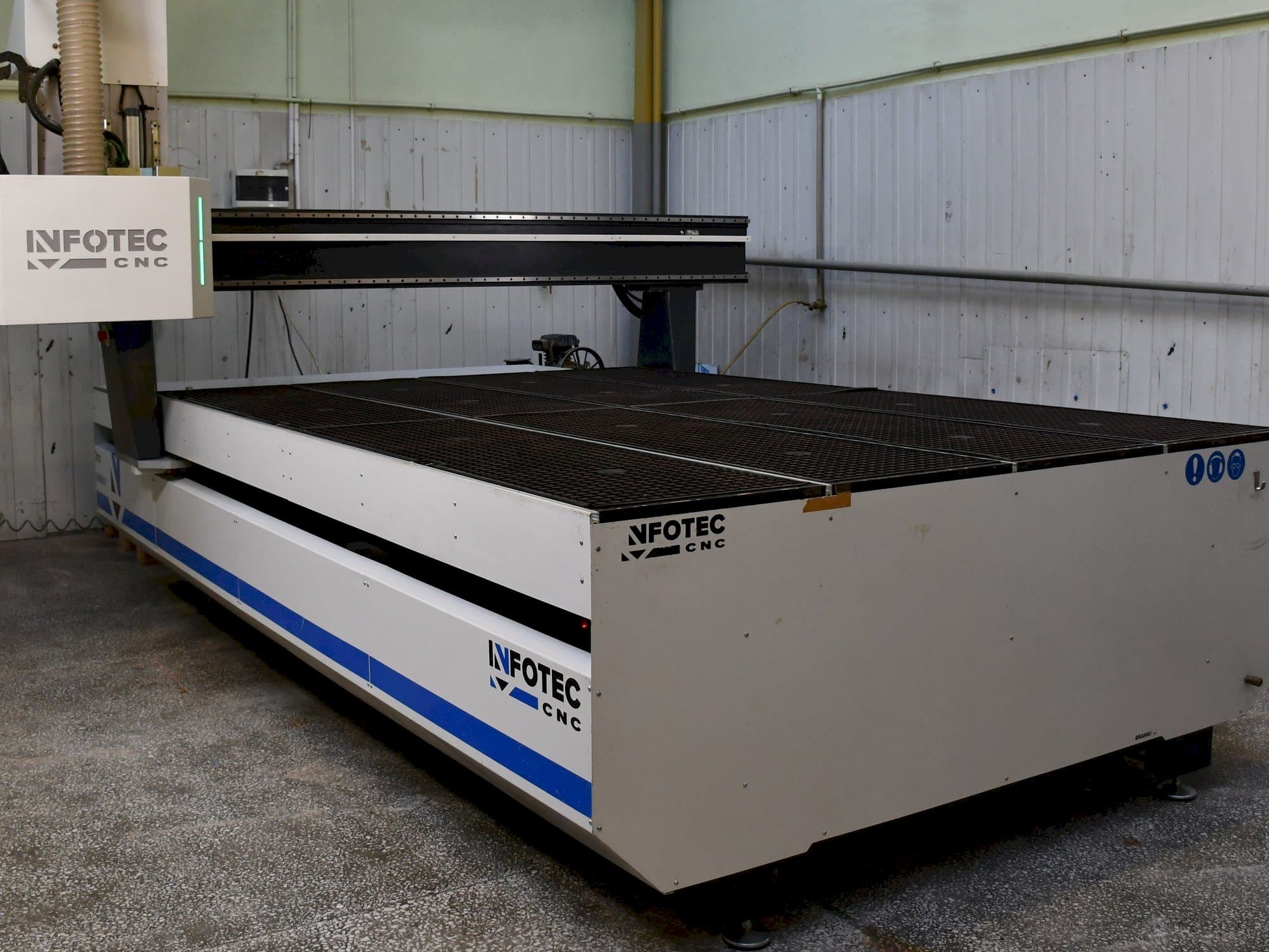 Čelní pohled  na INFOTEC 3121 E  stroj