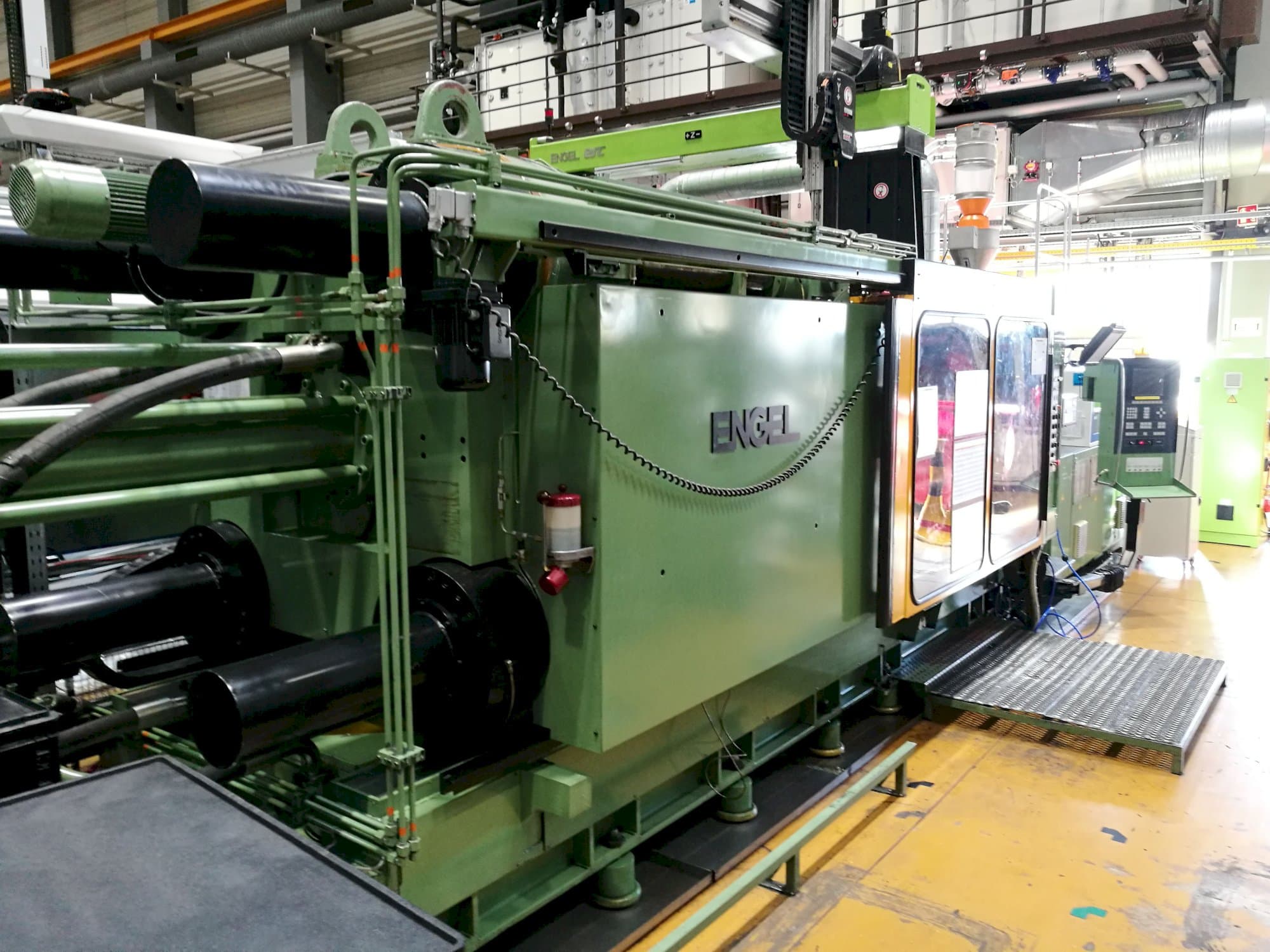 Pravý pohled  na ENGEL ES 4400/800 stroj