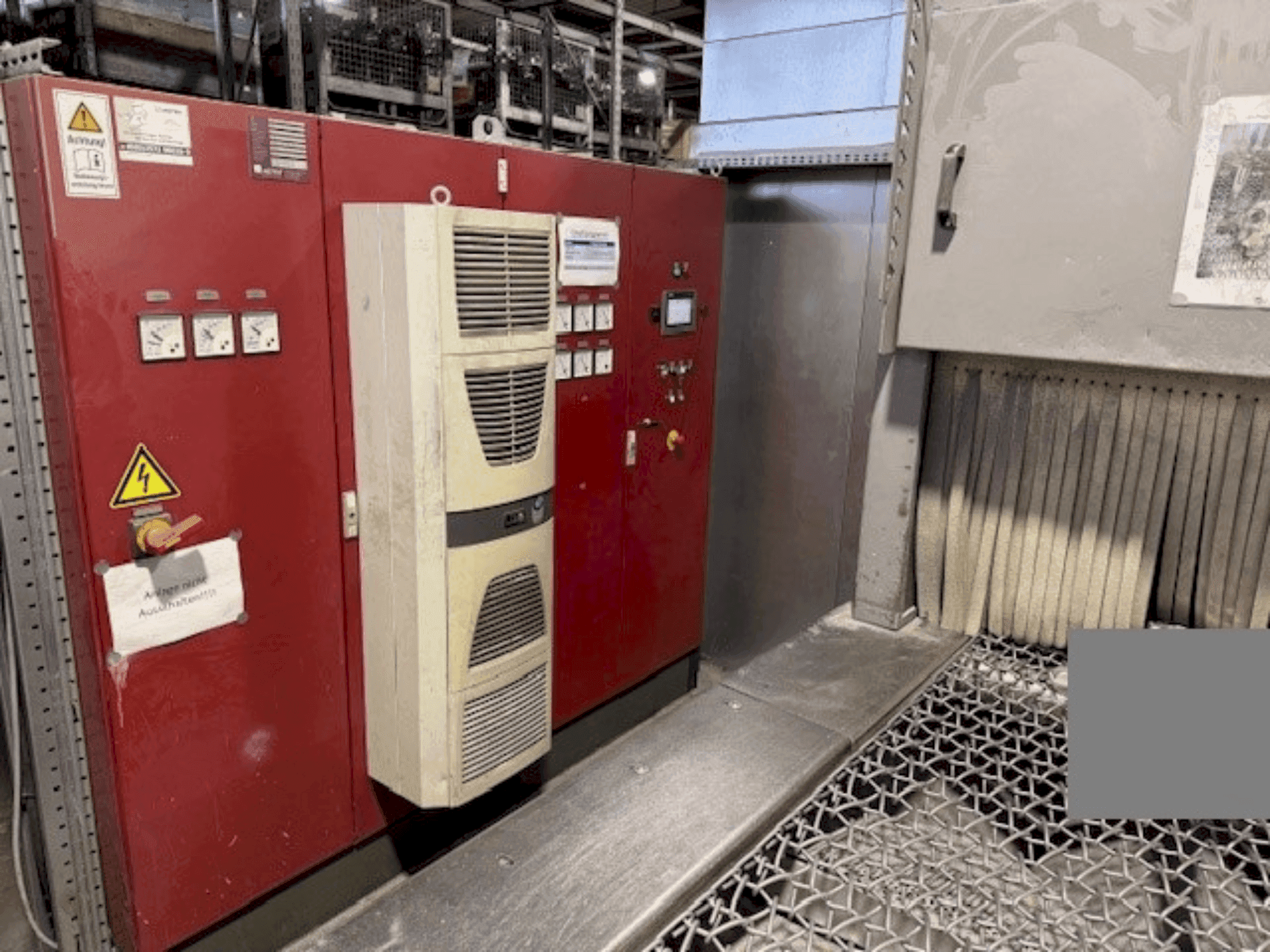 Čelní pohled  na AGTOS blasting system  stroj