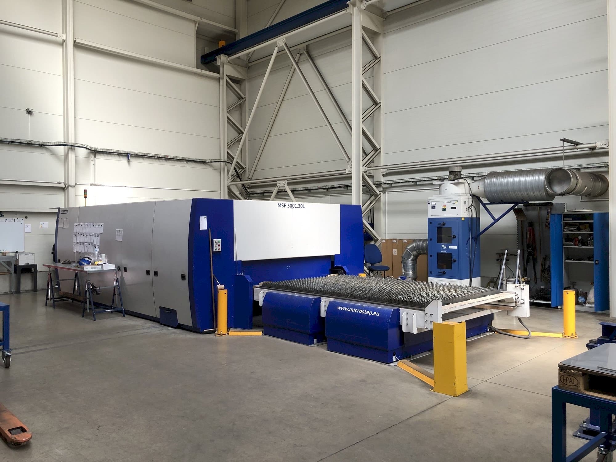 Levý boční pohled  na MicroStep MSF 3001.20L  stroj