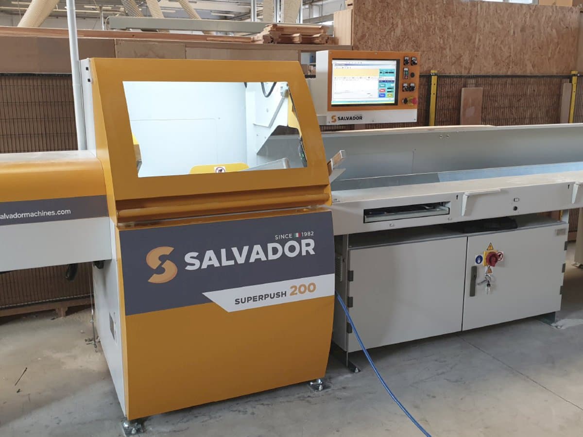 Čelní pohled  na SALVADOR Superpush 200  stroj