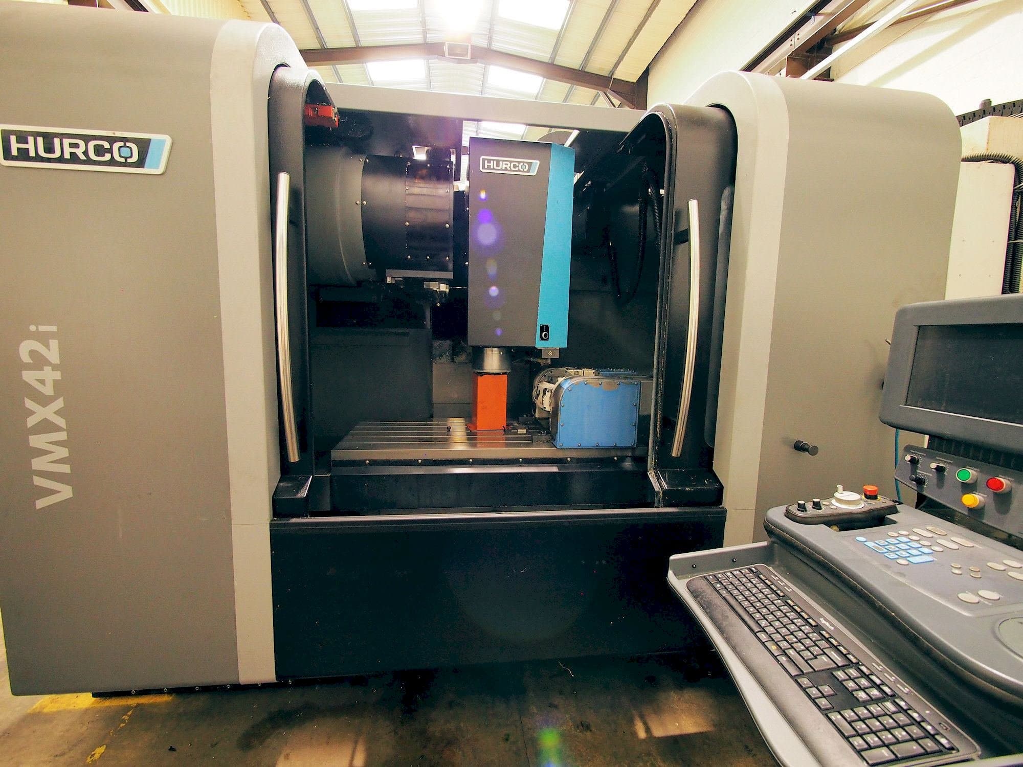 Čelní pohled  na Hurco VMX 42i  stroj