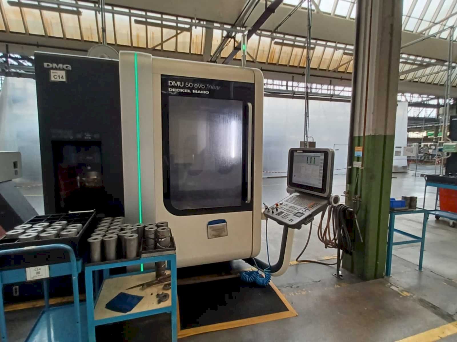 Čelní pohled  na DMG DMU 50 evo linear  stroj