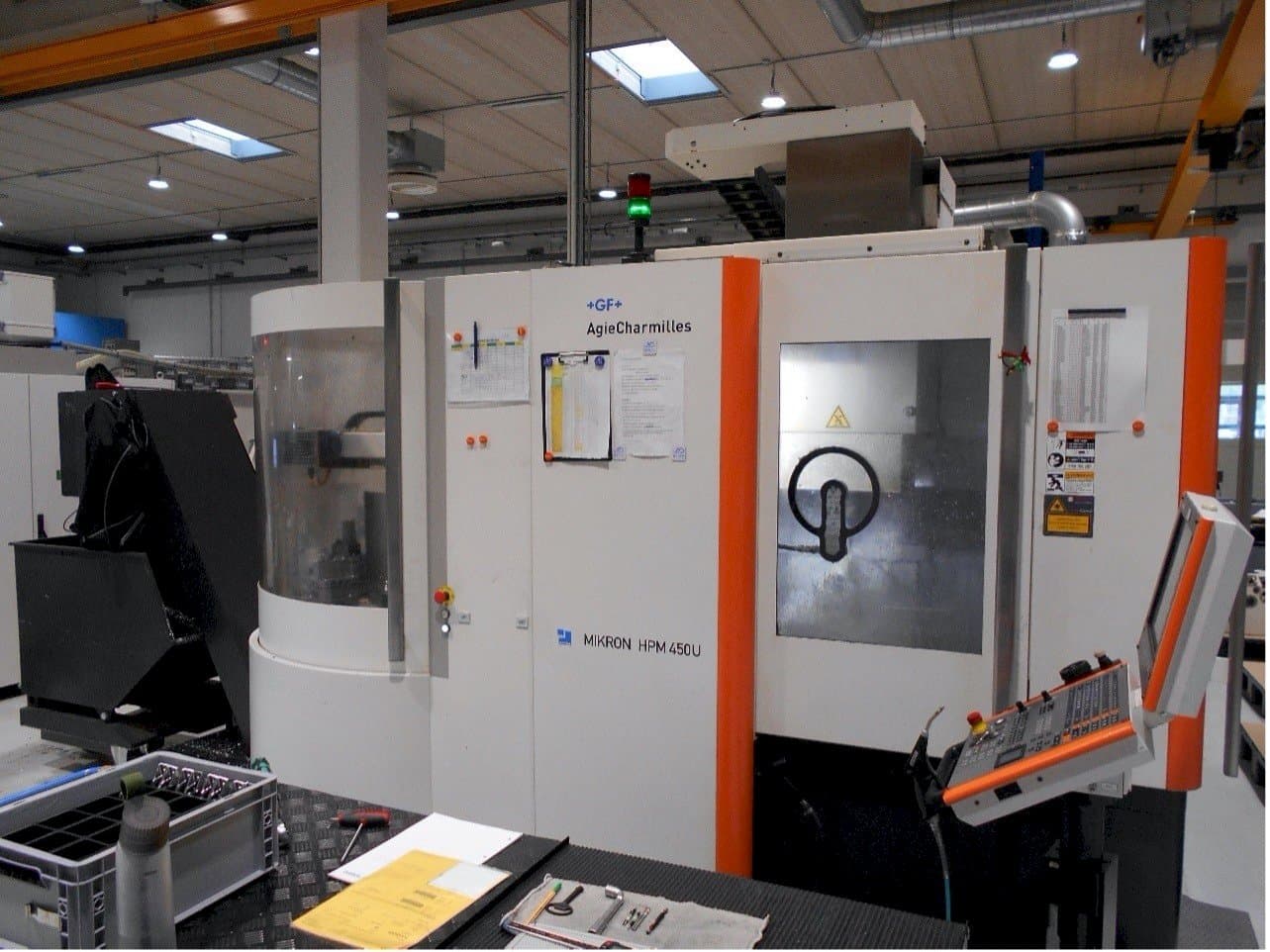 Čelní pohled  na AgieCharmilles Mikron HPM 450U  stroj