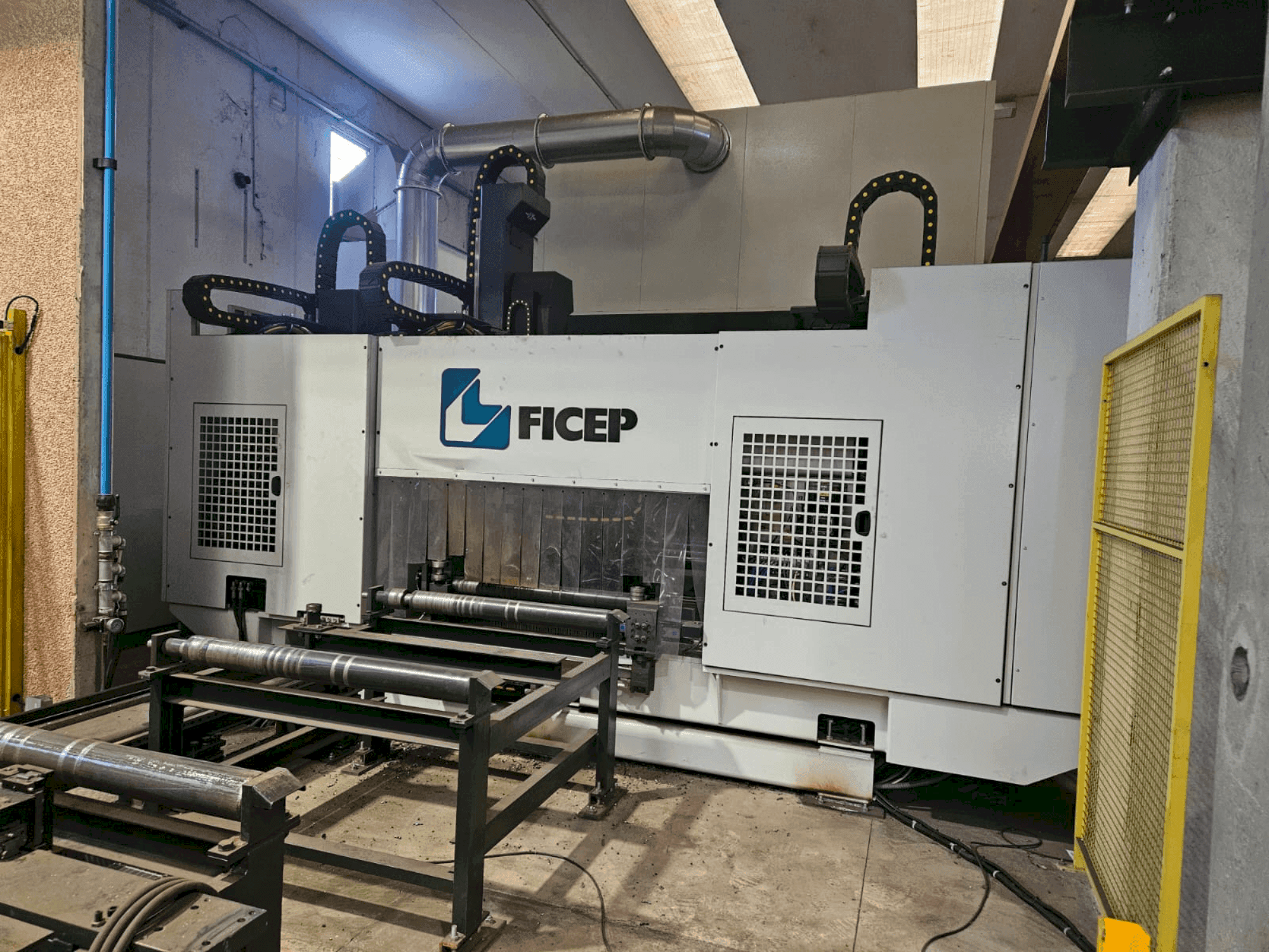 Čelní pohled  na FICEP VALIANT 1004 VLFRC  stroj