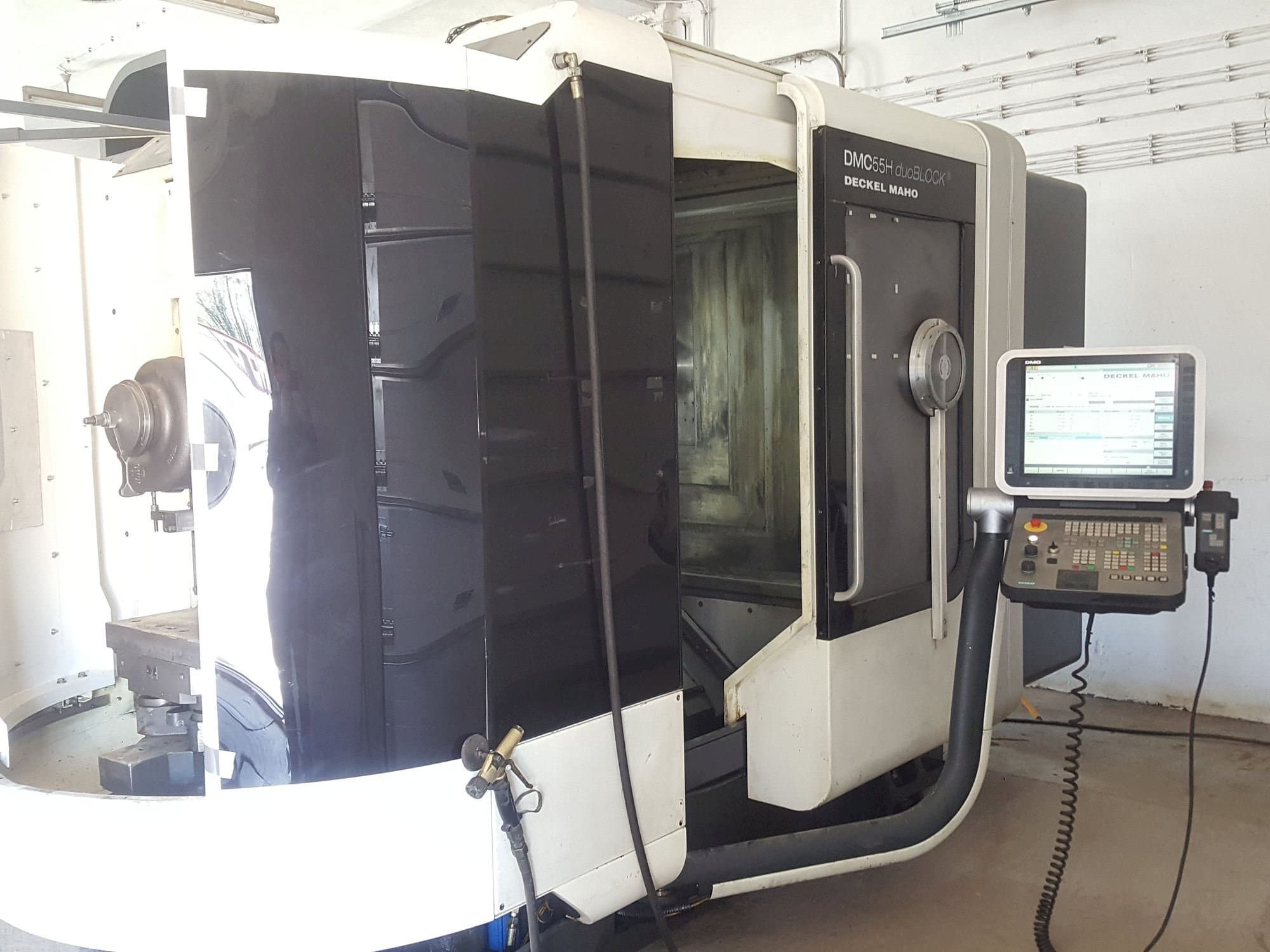 Čelní pohled  na DECKEL MAHO DMC55H duoBLOCK  stroj
