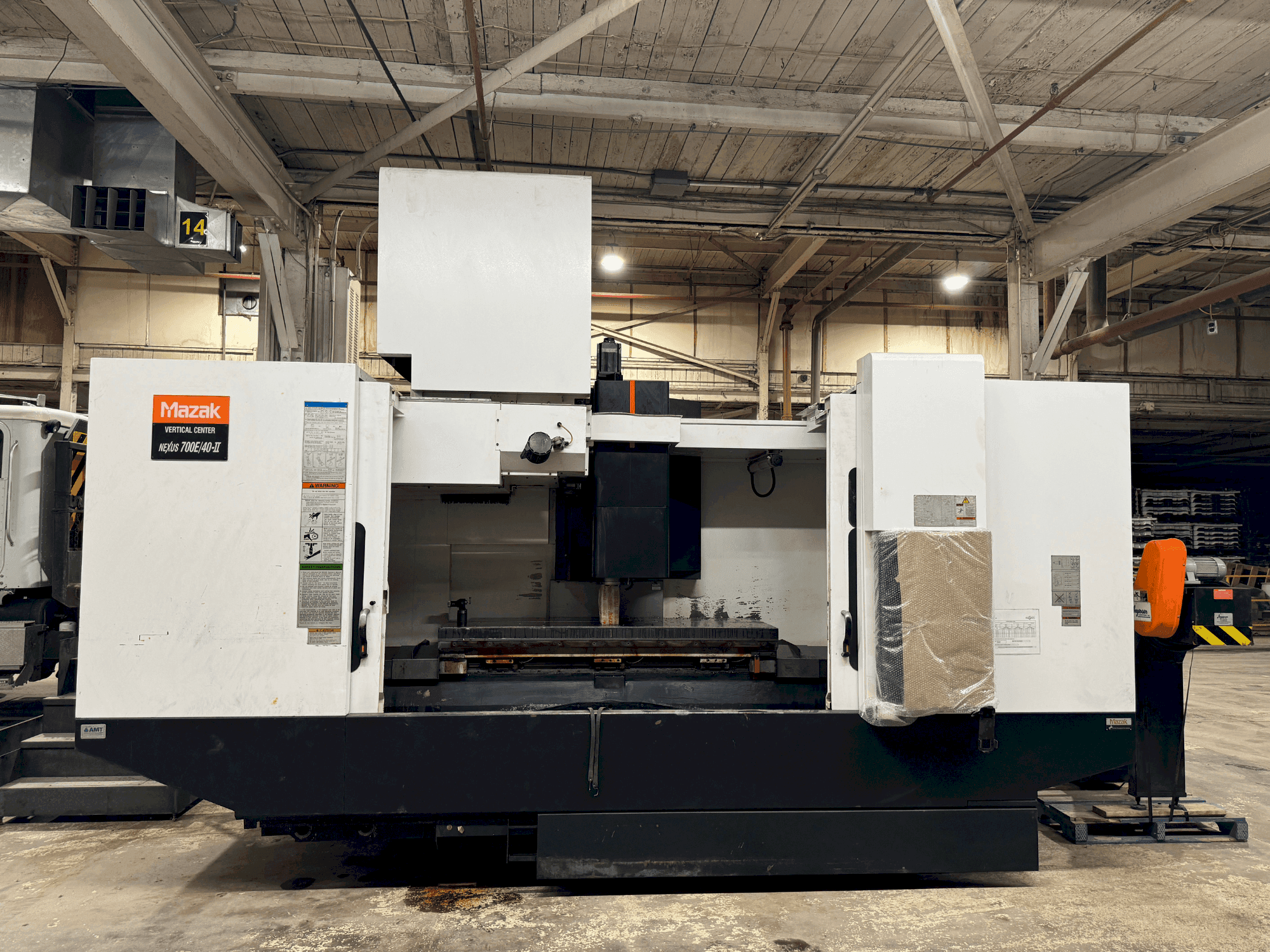 Čelní pohled  na Mazak VCN 700E/40-II  stroj