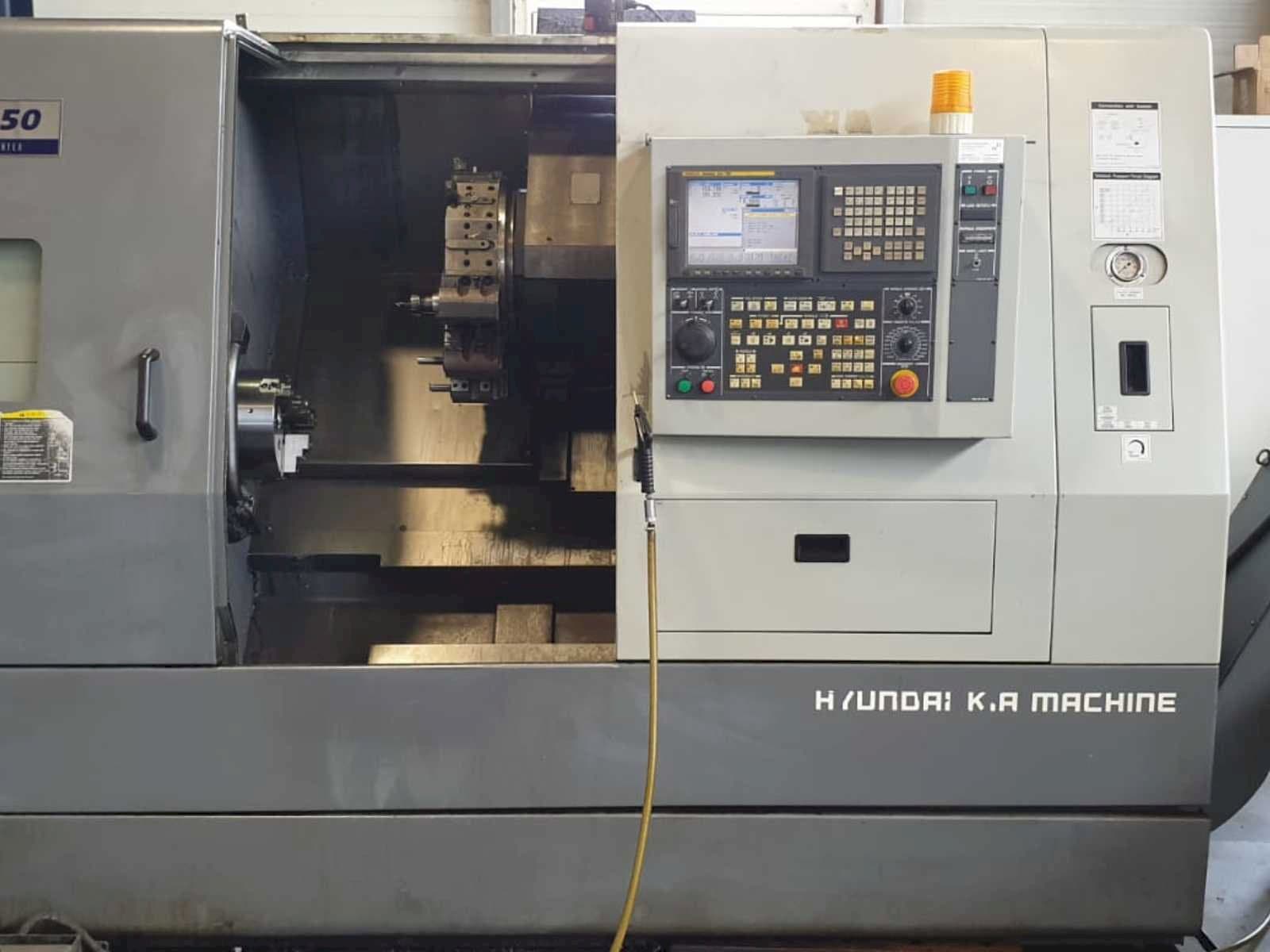 Čelní pohled  na Hyundai Kia SKT250  stroj