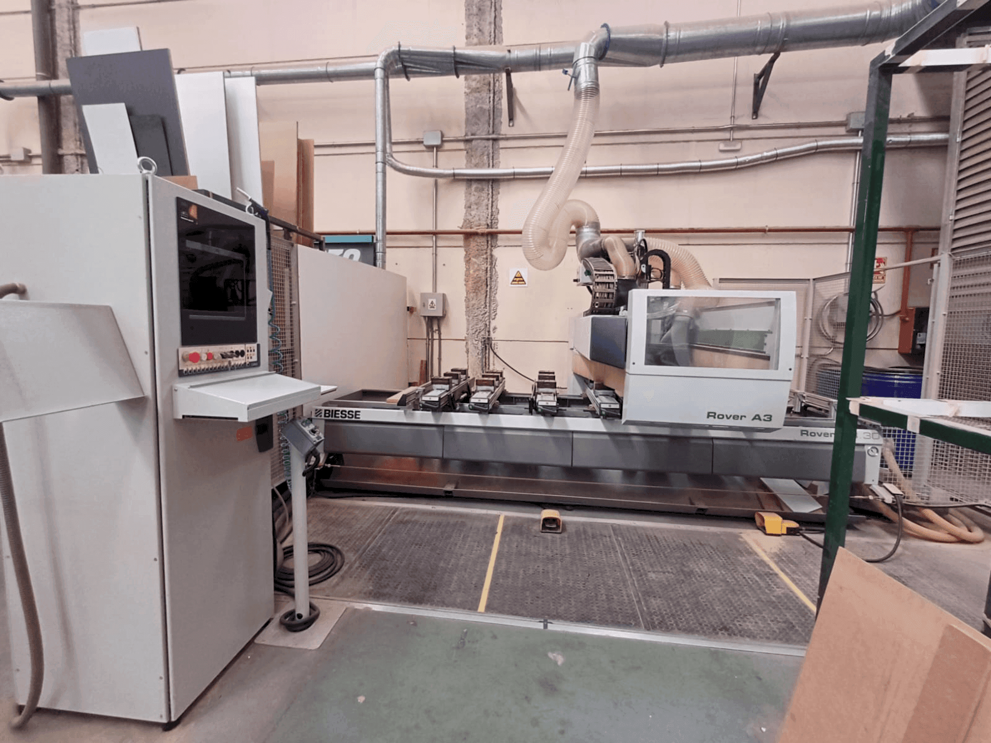 Čelní pohled  na BIESSE OVER A 330 K3 S  stroj