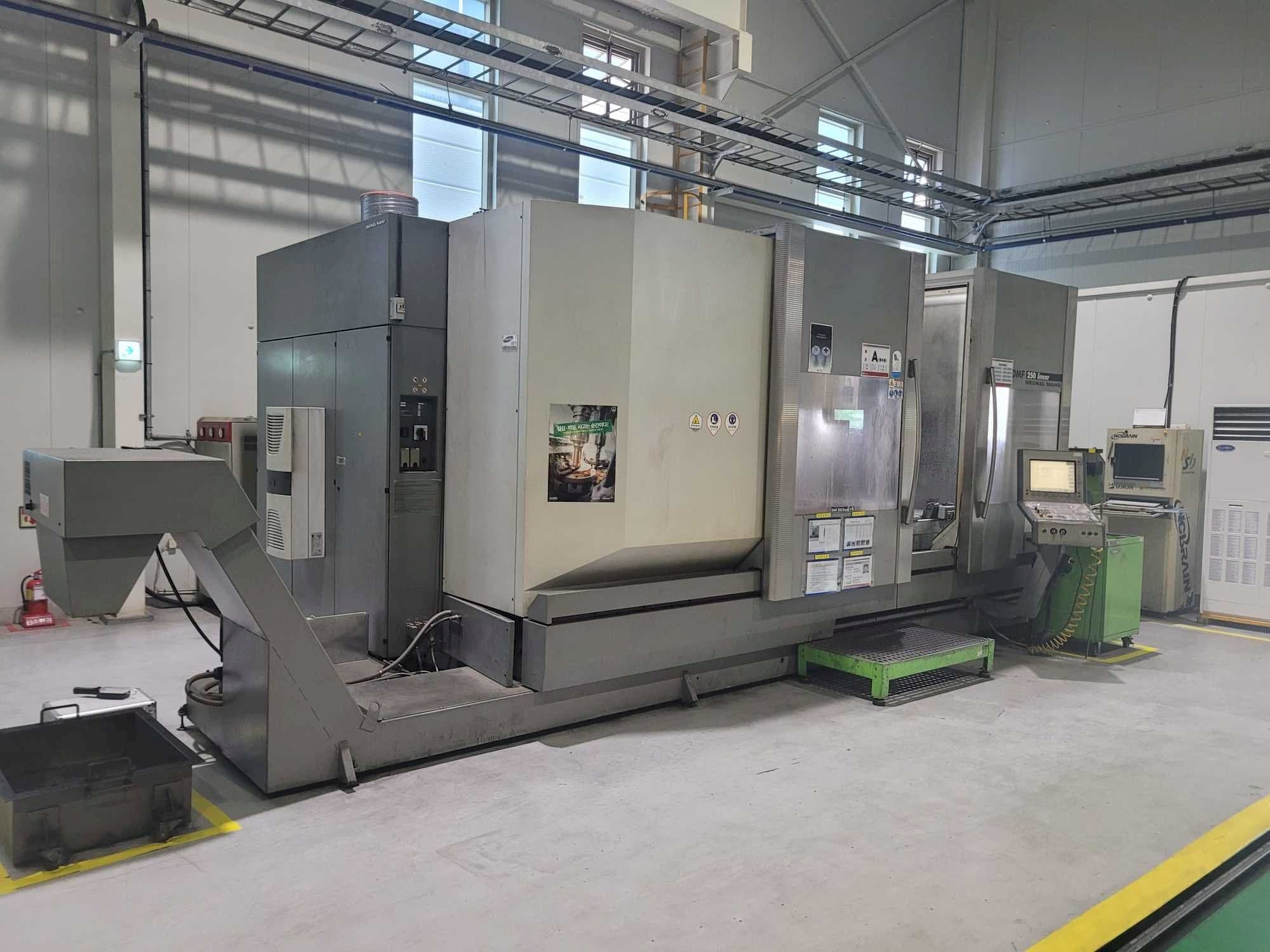 Levý boční pohled  na DECKEL MAHO DMF 250 linear  stroj